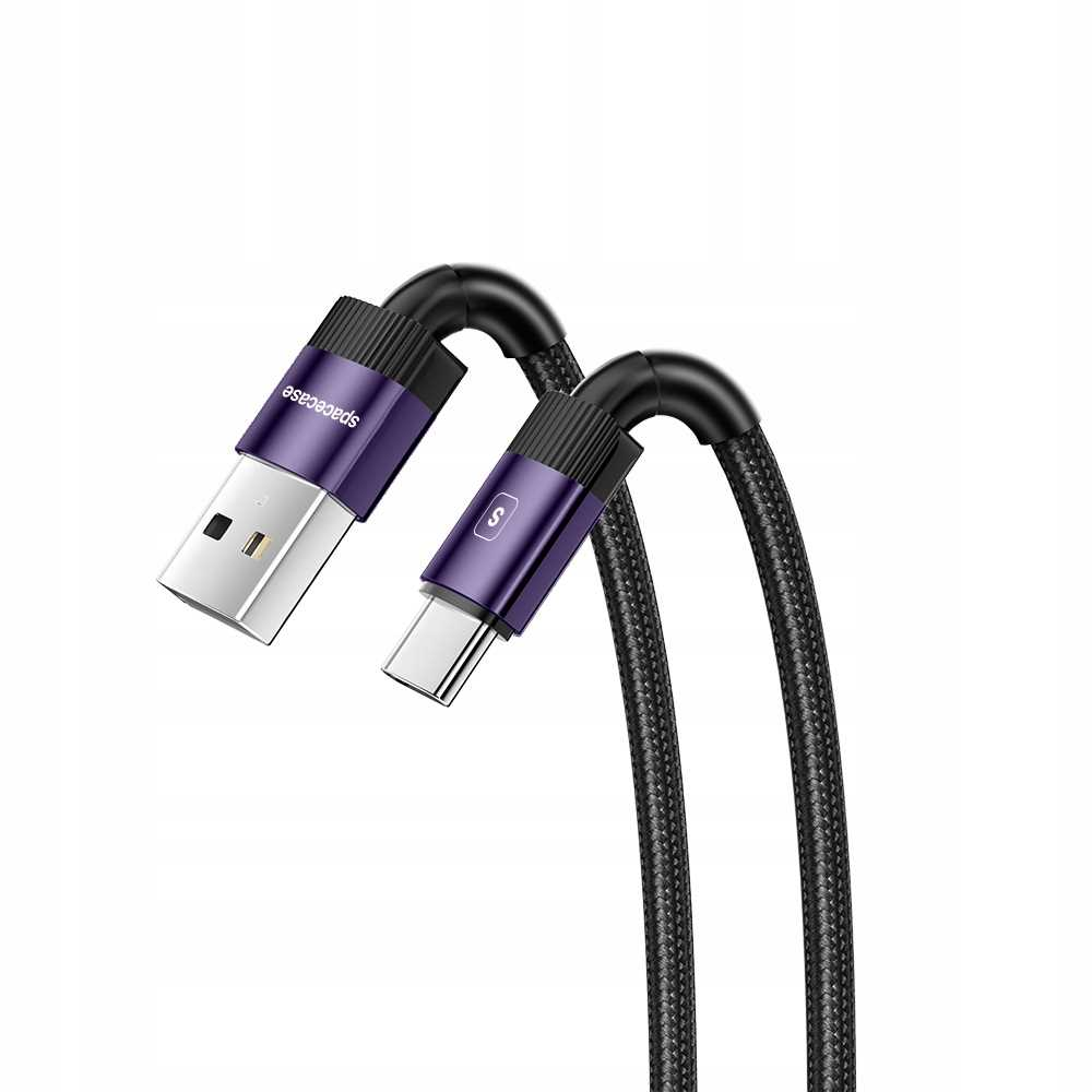 Dwa czarne kable do ładowania USB. Jeden ma złącze USB-A, drugi USB-C. Oba mają fioletowe akcenty. Tło jest białe.