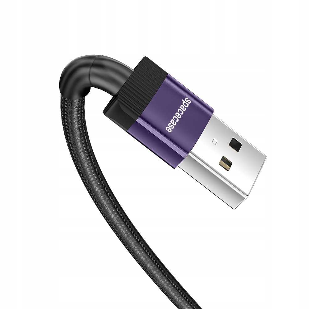 Kabel USB z fioletowym złączem oznaczonym 'spacecase' i srebrnym końcem USB. Kabel jest czarny.