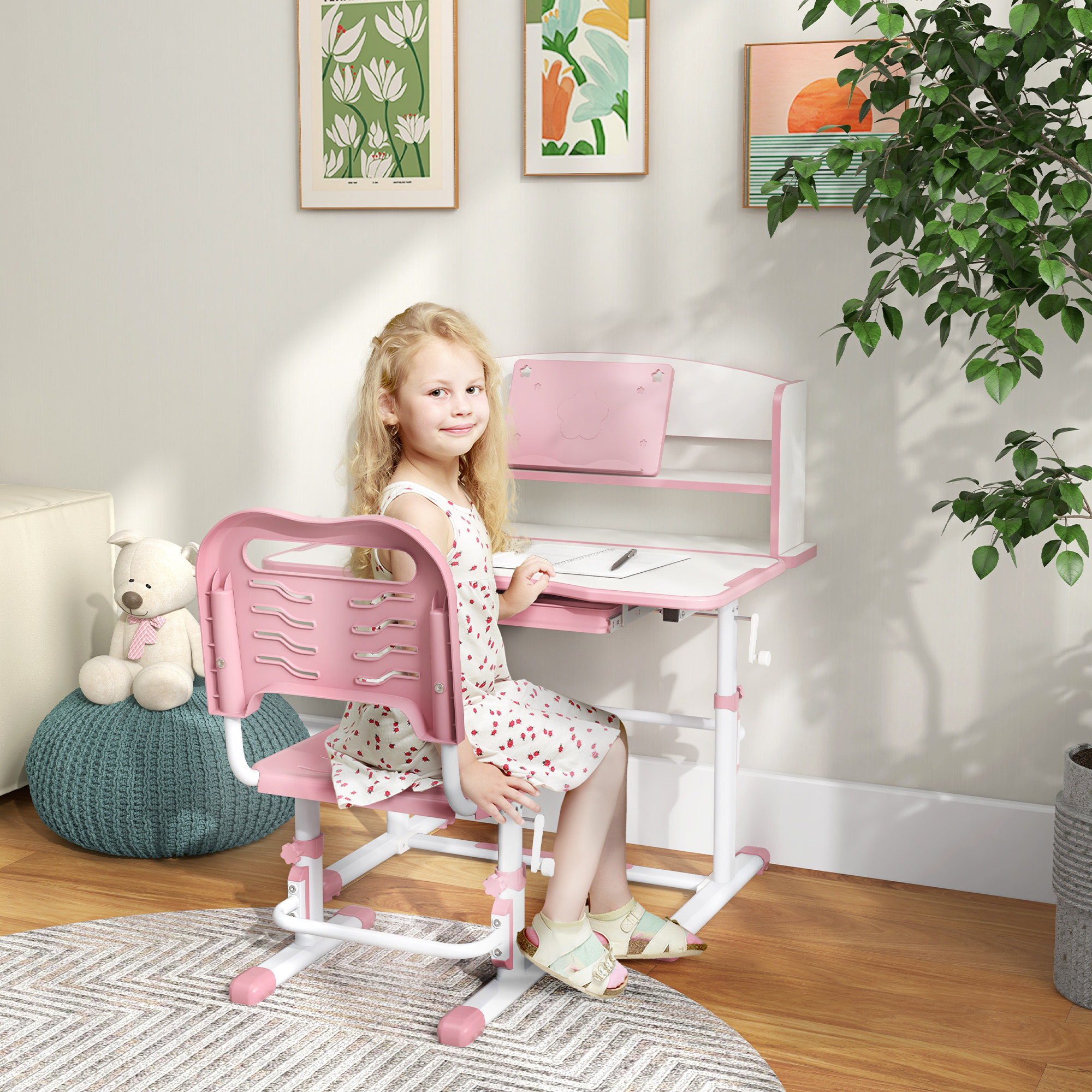 Una bambina è seduta a una scrivania rosa, sorridendo. La scrivania ha una superficie bianca e uno scaffale. Un orsacchiotto è seduto su un pouf blu.