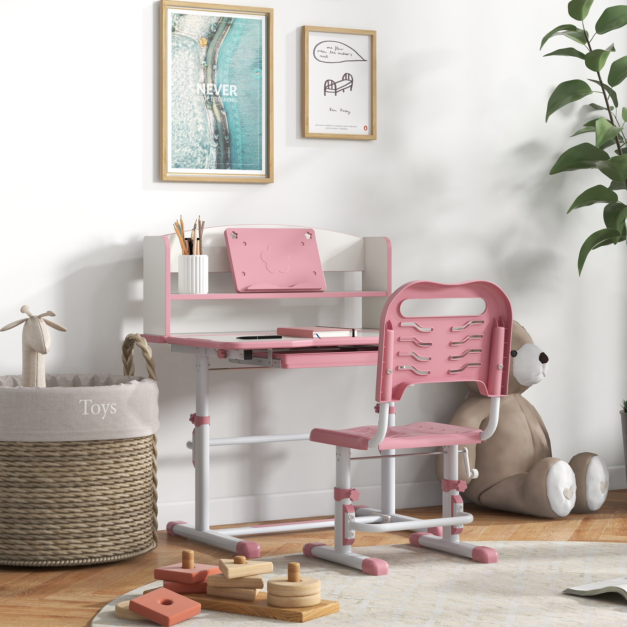 Una scrivania e una sedia per bambini sono rosa e bianche. Un orsacchiotto e un cestino di giocattoli sono sul pavimento. Ci sono quadri incorniciati sul muro.