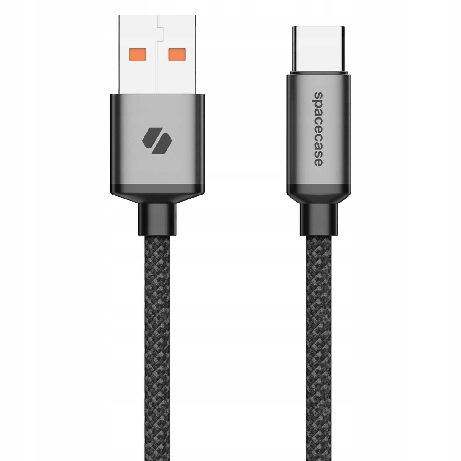 Kabel ładujący USB-A do USB-C. Złącze USB-A jest szare, ze pomarańczowymi stykami. Złącze USB-C jest oznaczone jako 'spacecase'.