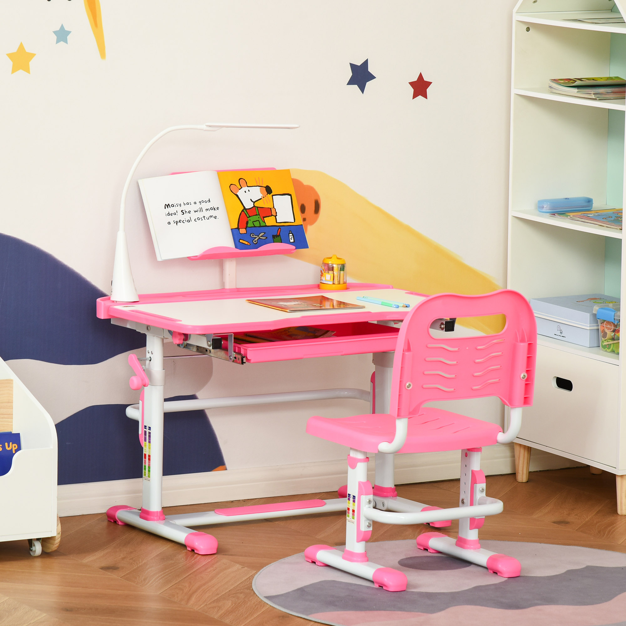 Una scrivania e una sedia rosa con una lampada, un libro e una mensola. Il muro ha delle stelle. Un tappeto è sul pavimento.