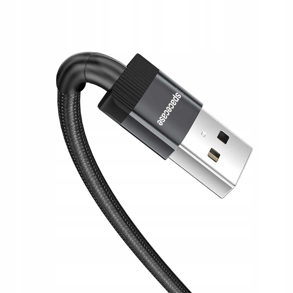Czarny i srebrny kabel USB. Kabel ma tkaną fakturę. Złącze USB ma nazwę marki 'spacecase'.