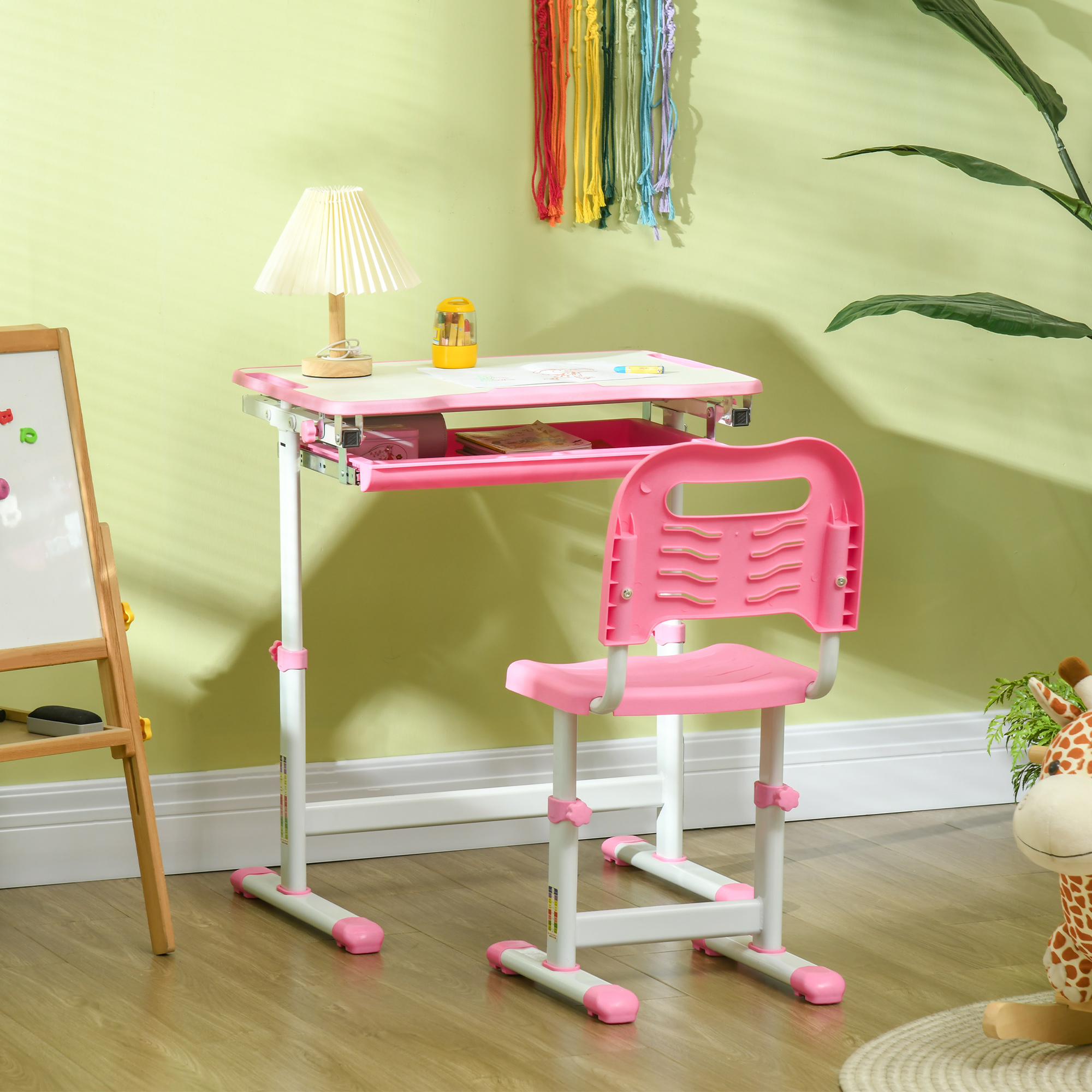 Un set di scrivania e sedia rosa in una stanza con lavagna, lampada e decorazioni murali colorate. Pavimento in legno.
