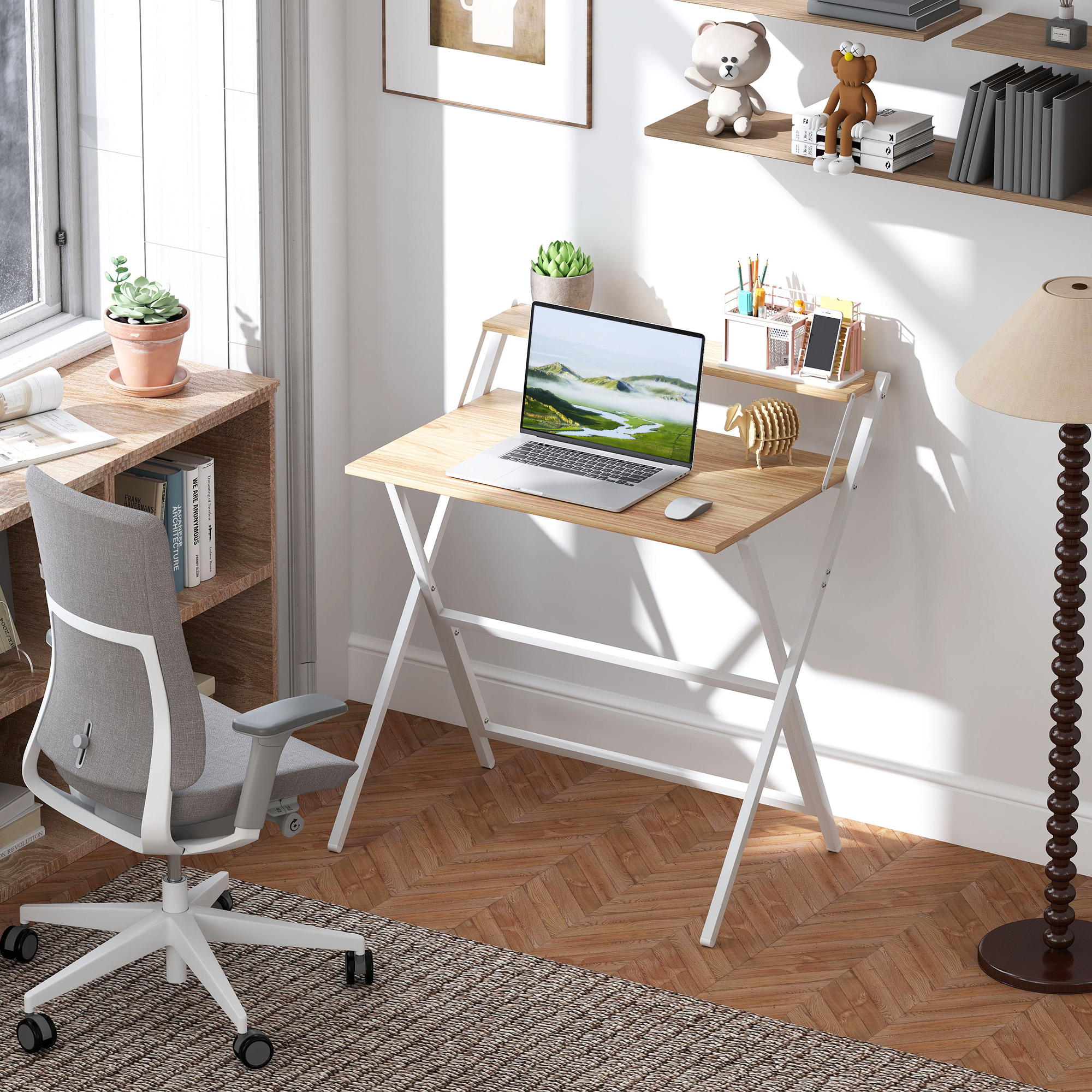 Un moderno ufficio domestico con un laptop su una scrivania, una sedia da ufficio grigia e oggetti decorativi sugli scaffali.