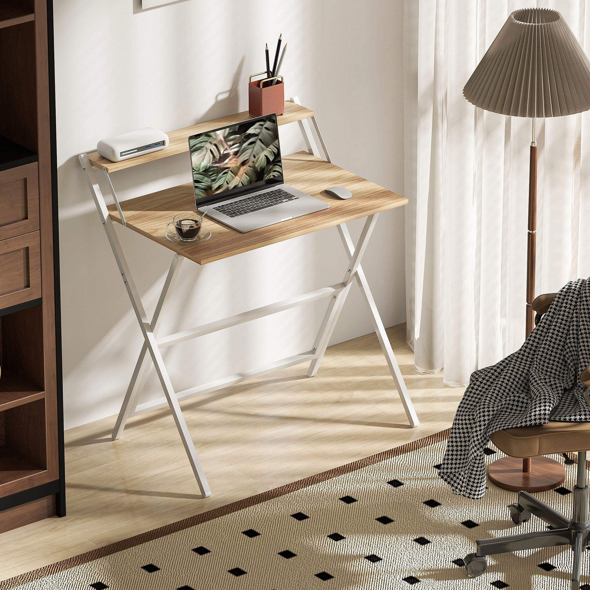 Una scrivania in legno con laptop, caffè e mouse. Sullo sfondo una lampada, una sedia e un tappeto.
