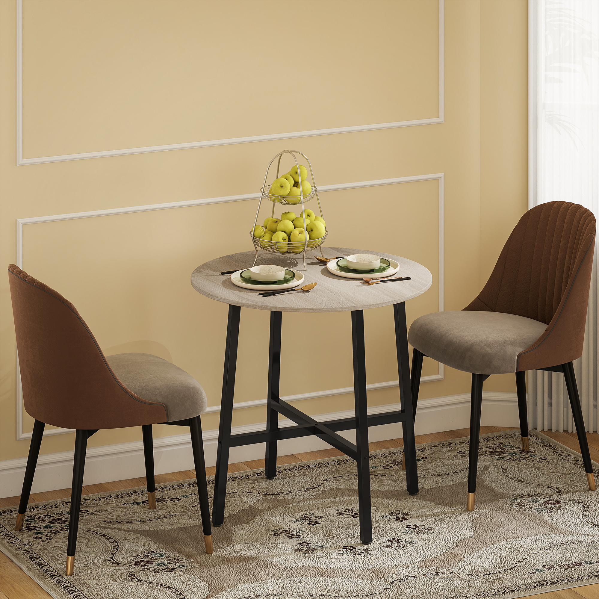 Un tavolo rotondo con due sedie. Mele su un supporto metallico a più livelli. Piatti e posate sul tavolo. Tappeto beige.