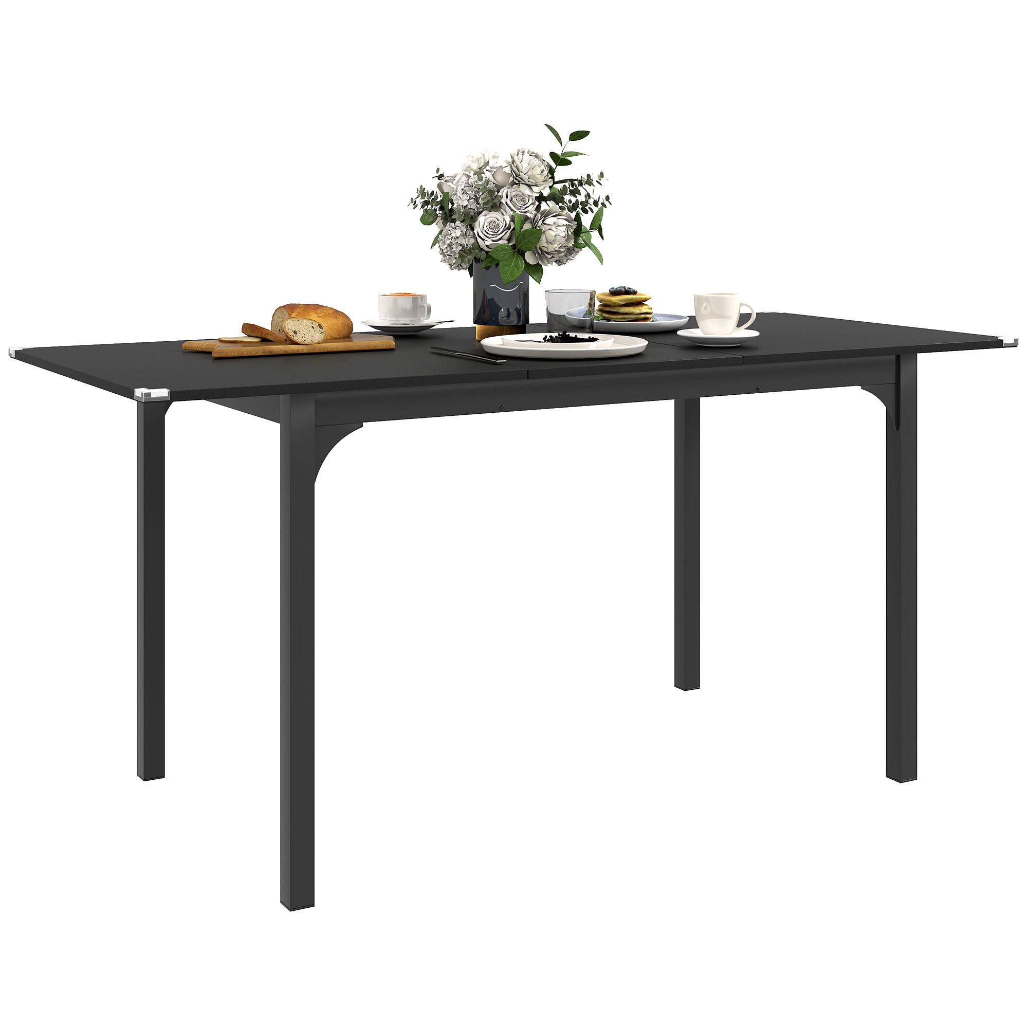 Un tavolo nero con pane, fiori, tazze e piatti. Il tavolo ha una superficie scura e gambe nere.