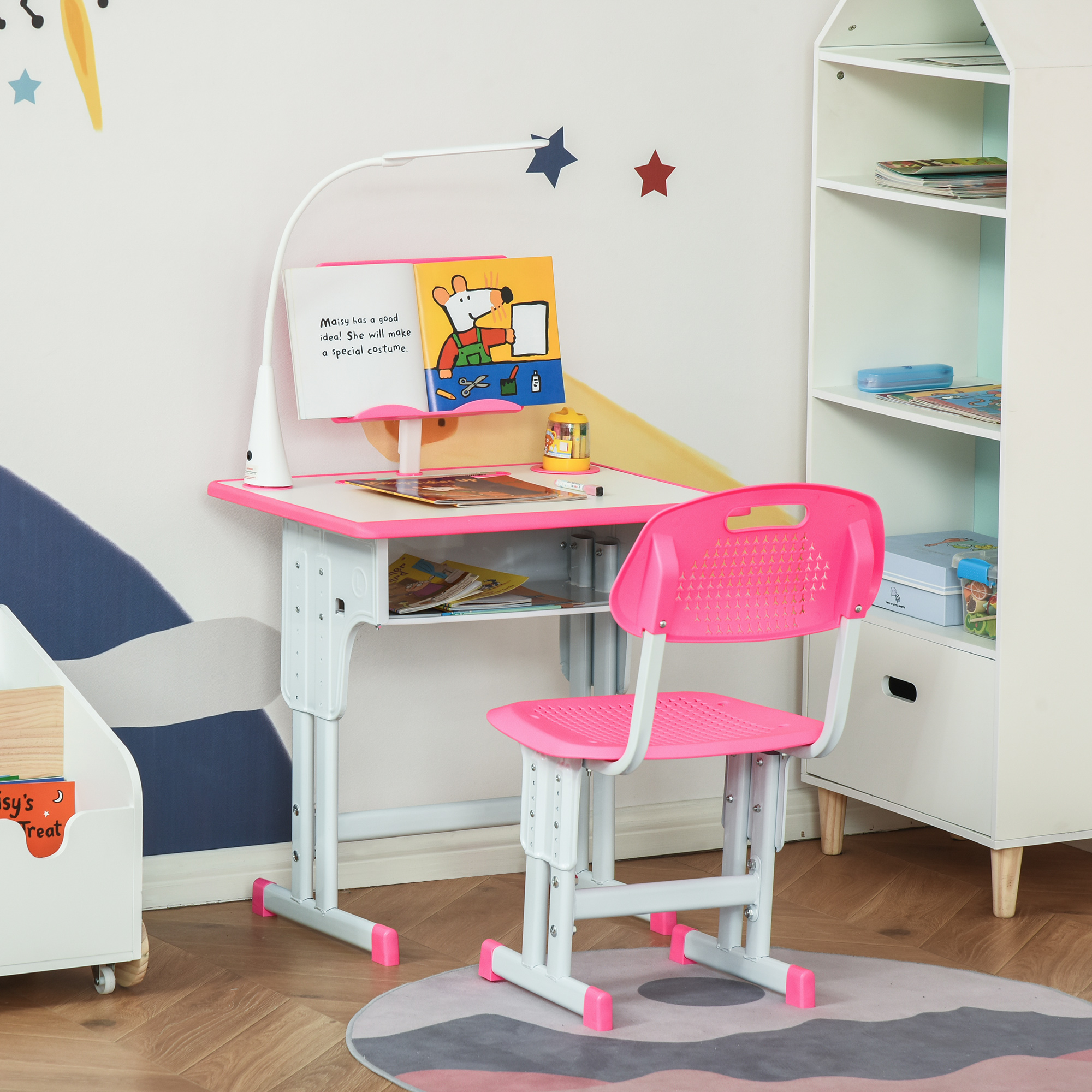 Una scrivania e una sedia per bambini sono in una stanza. Un libro è aperto sulla scrivania. Una libreria e dei giocattoli sono sullo sfondo.