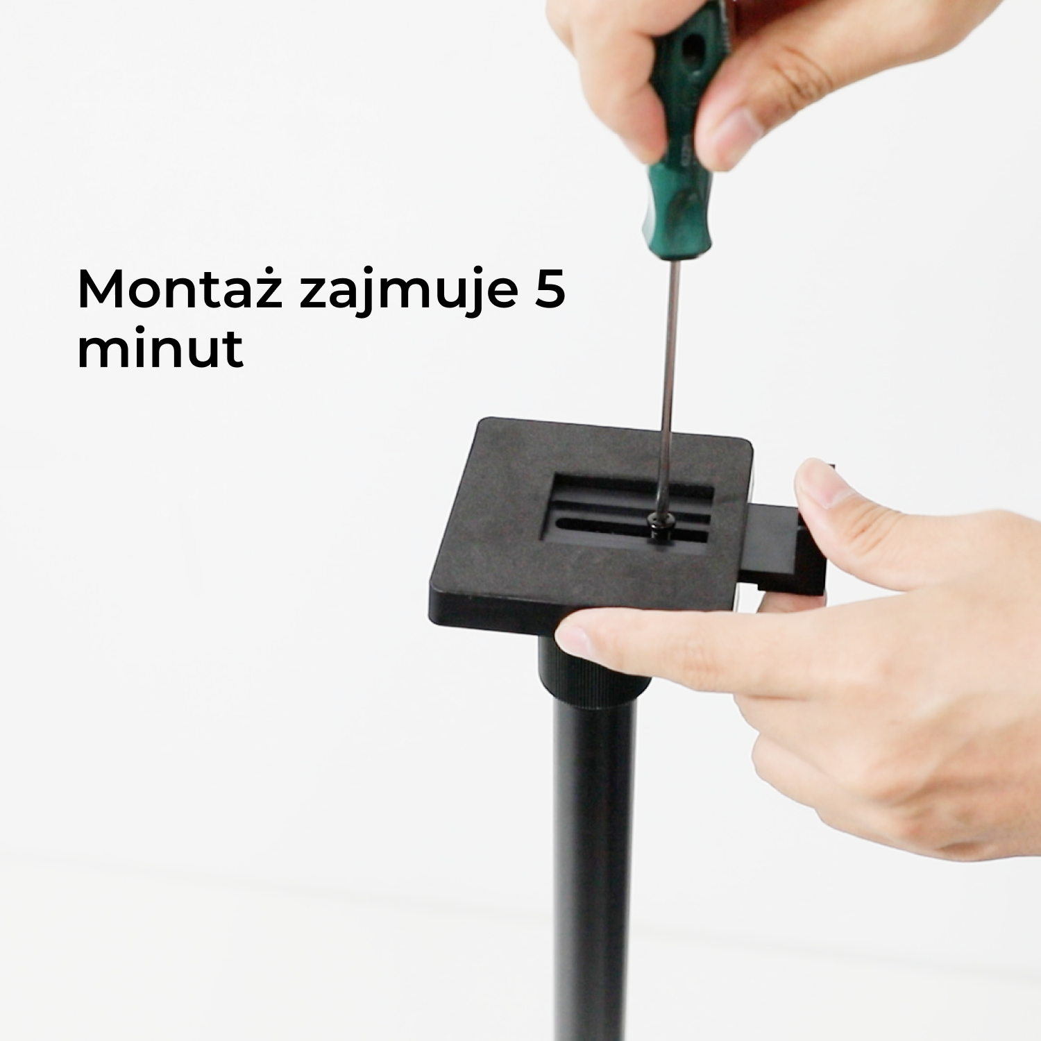 Osoba przykręca czarny kwadratowy element do czarnego stojaka za pomocą zielonego śrubokrętu. Tekst mówi, że montaż zajmuje 5 minut.