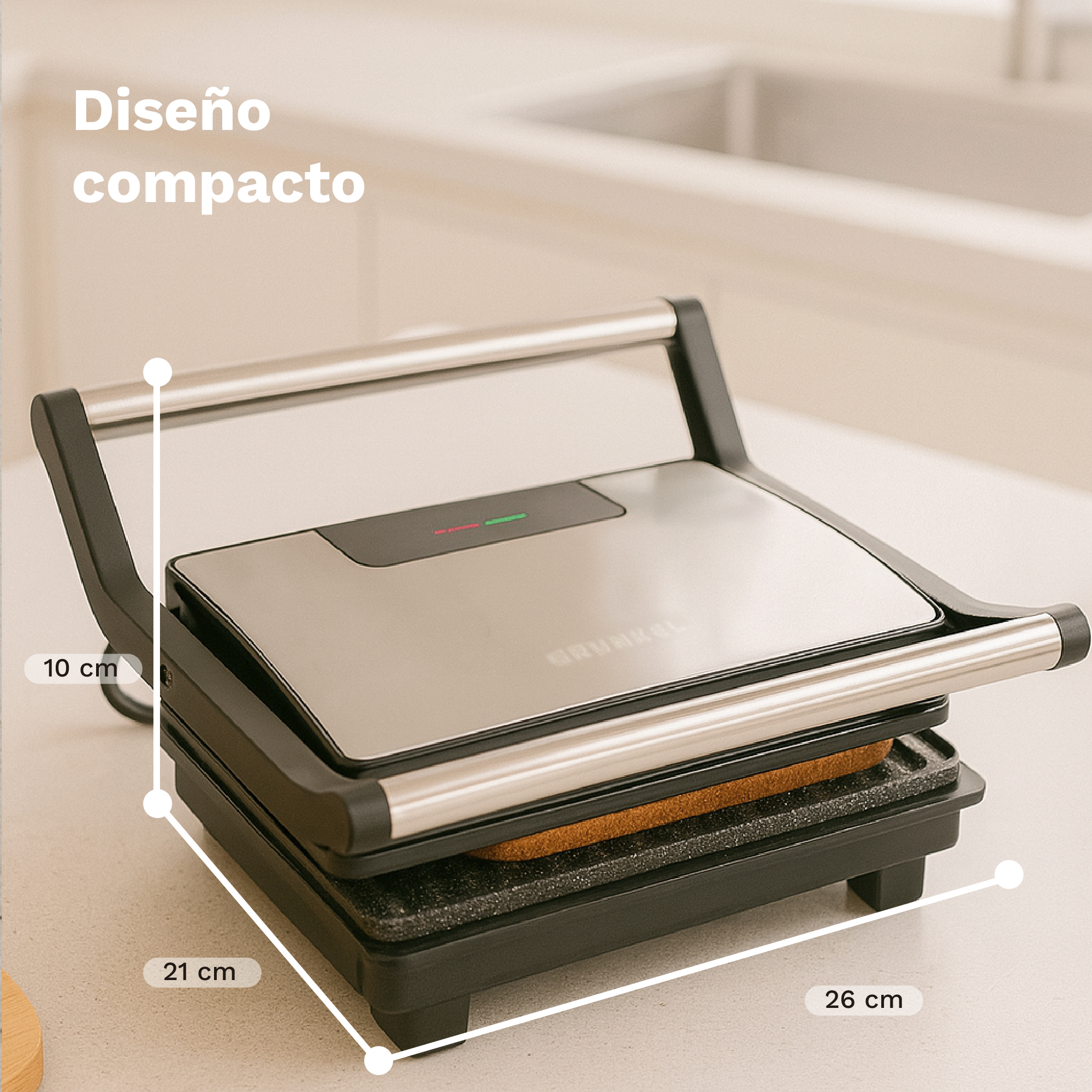 Una piastra per sandwich compatta argento e nera con un sandwich all'interno. Le dimensioni sono mostrate. Lo sfondo è una cucina.