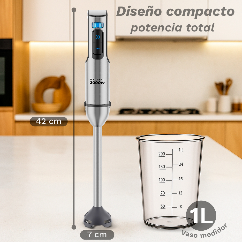 Un frullatore a immersione in acciaio inossidabile e un misurino sono su una superficie bianca. Il testo recita 'Diseño compacto potencia total' e vengono mostrate le misure.