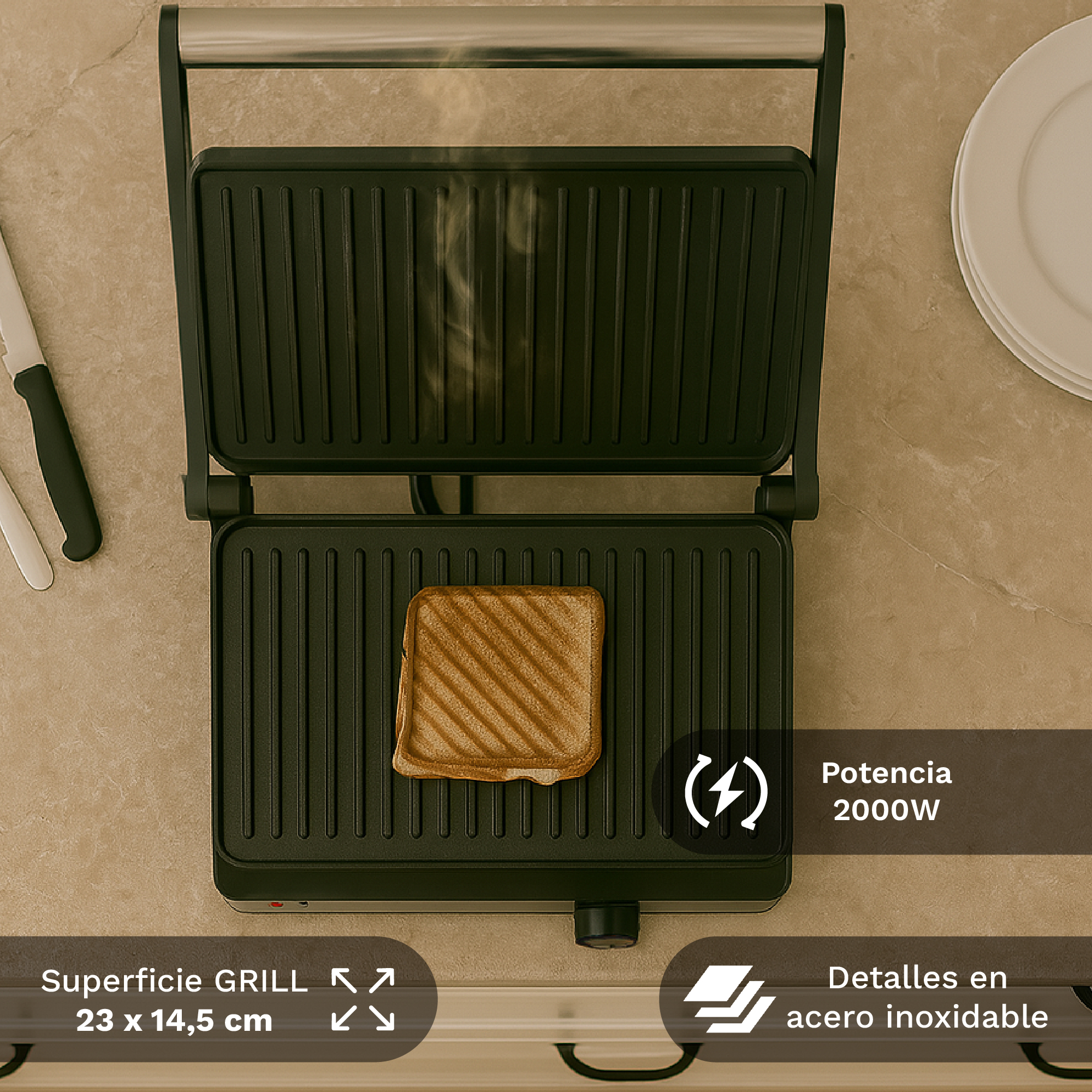 Una griglia elettrica aperta con un sandwich grigliato all'interno. Coltelli e piatti di lato. La potenza è di 2000W.