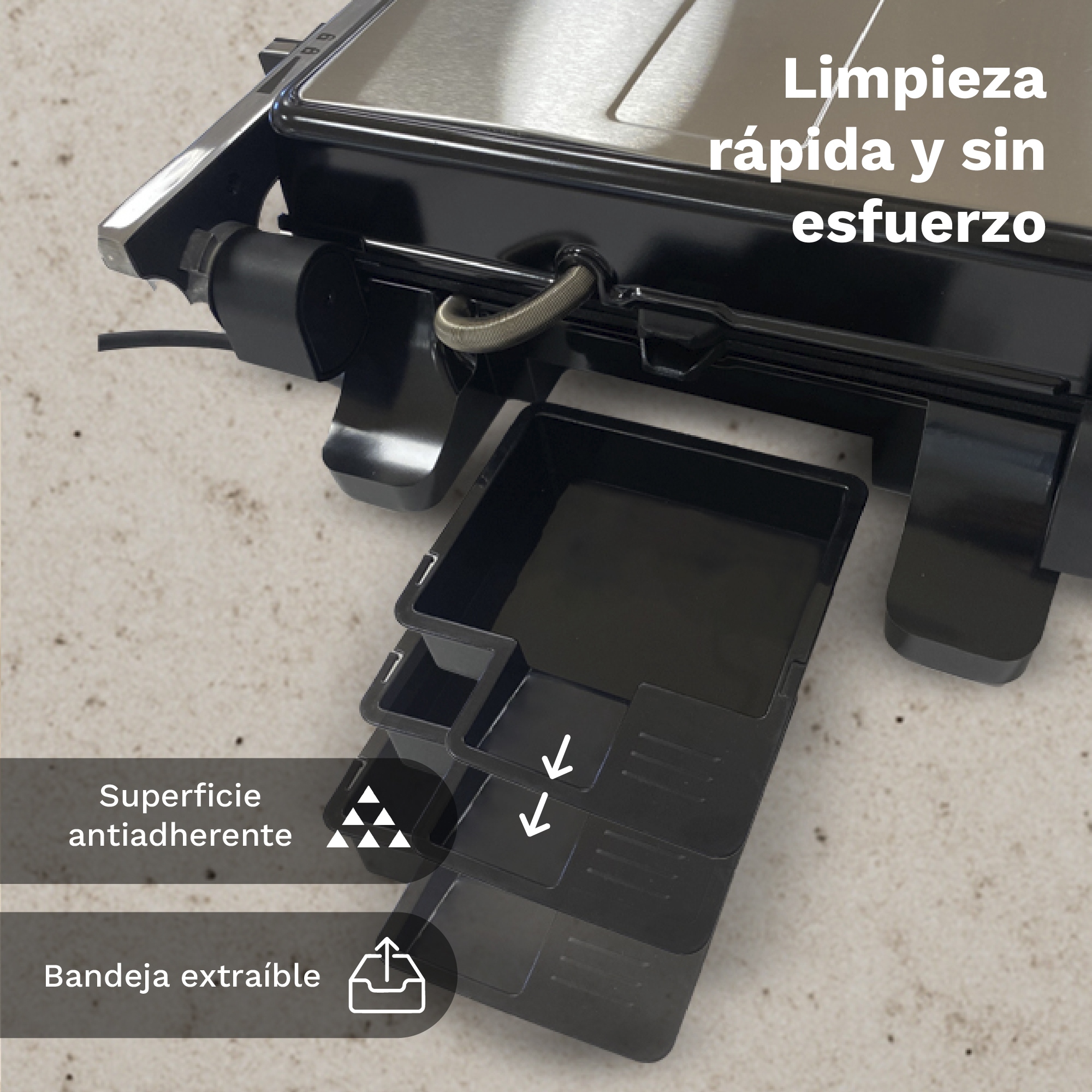 Primo piano di una griglia per raclette nera con tre vassoi rimovibili. Il testo indica superficie antiaderente, pulizia facile e vassoio rimovibile.
