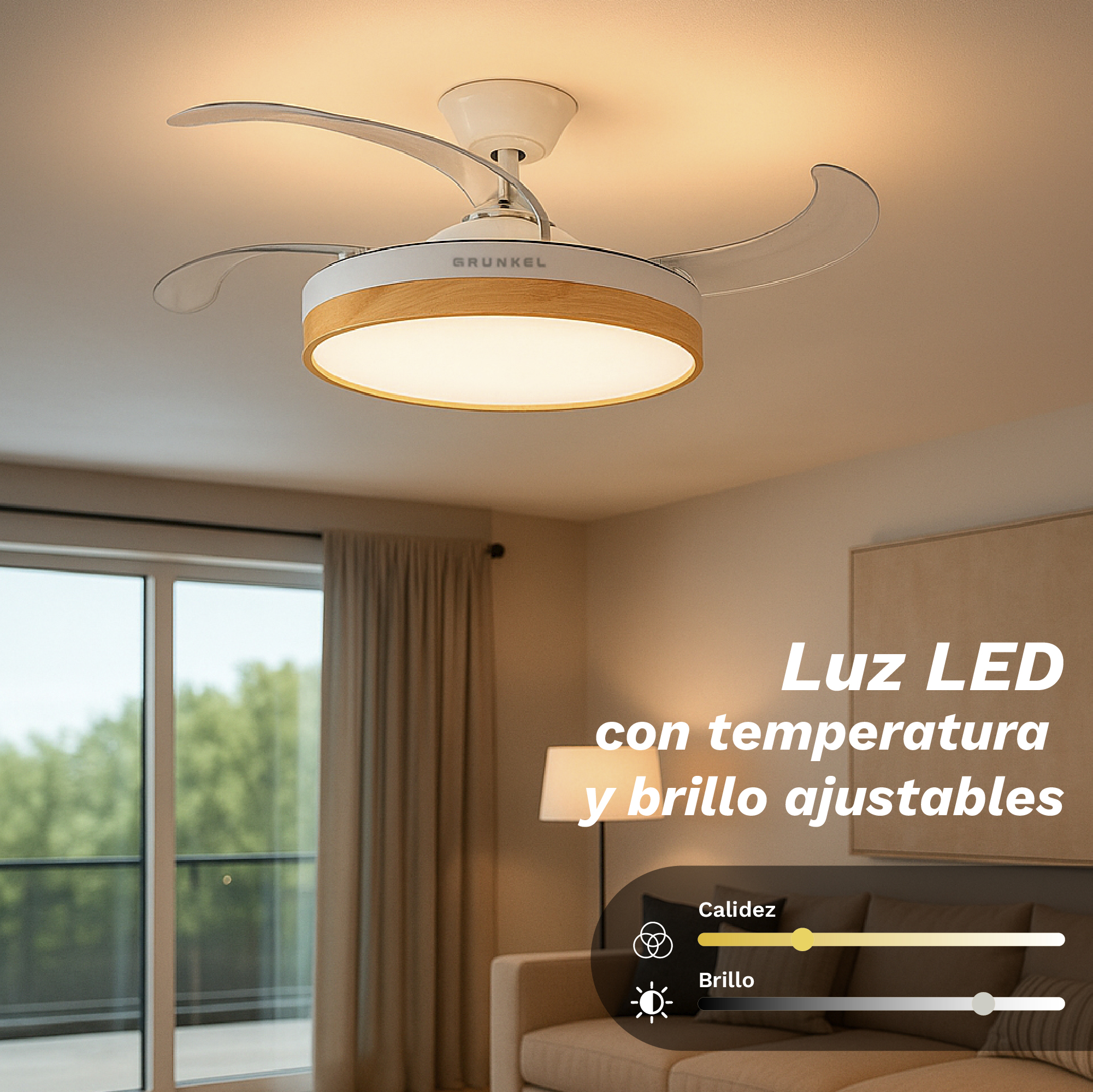 Un ventilatore a soffitto con luce è acceso. La luce è accesa e le pale sono estese. Il testo promuove la luce a LED regolabile.
