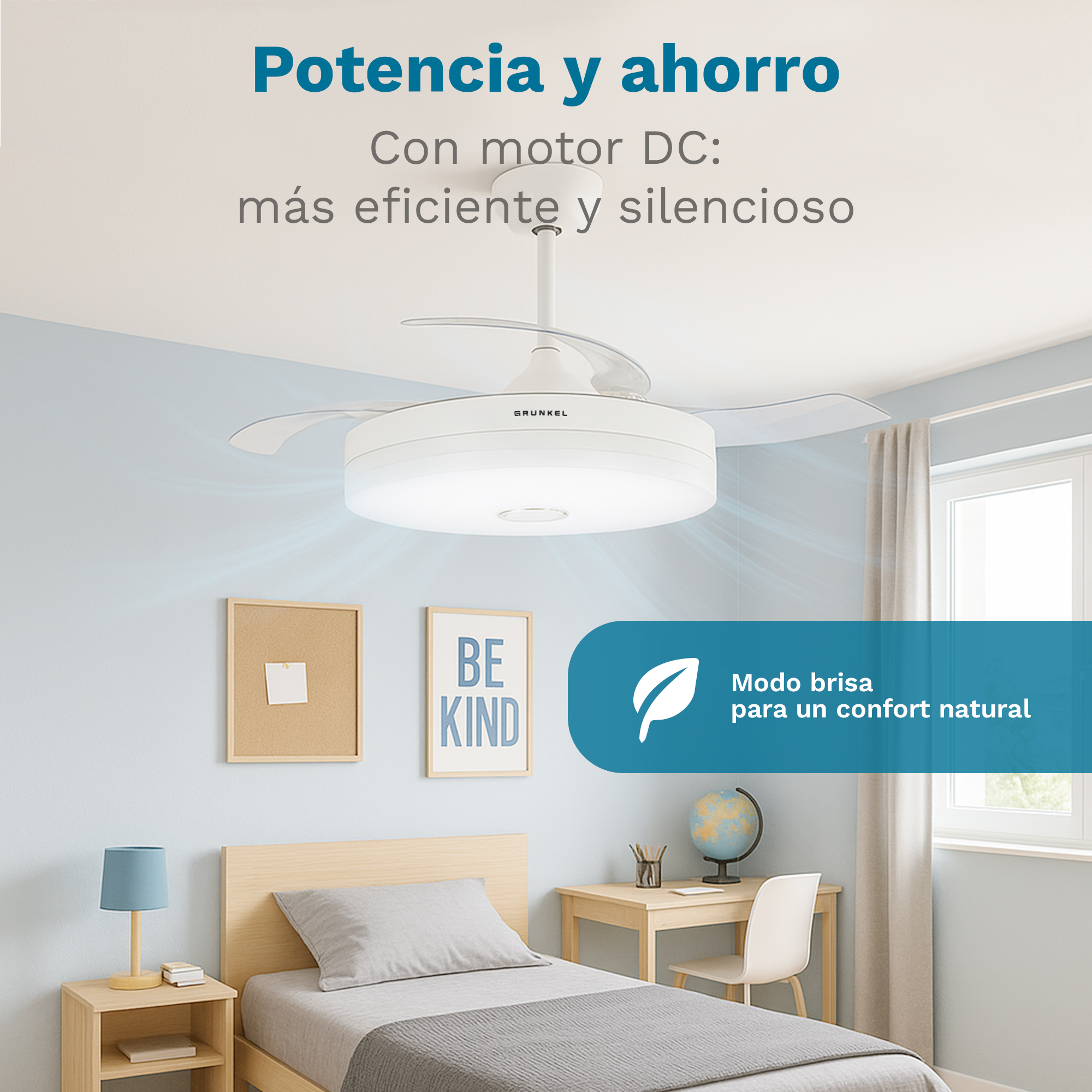 Una camera da letto con un ventilatore a soffitto. Include un letto, un comodino con una lampada, una scrivania e dei poster. Il ventilatore ha una luce.