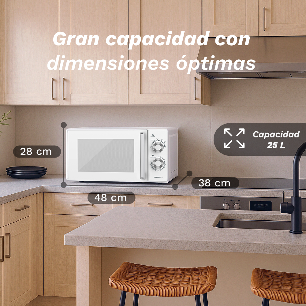 Un forno a microonde bianco in cucina. Dimensioni: 48x38x28 cm. Capacità: 25L. Armadietti e sgabelli da cucina visibili.