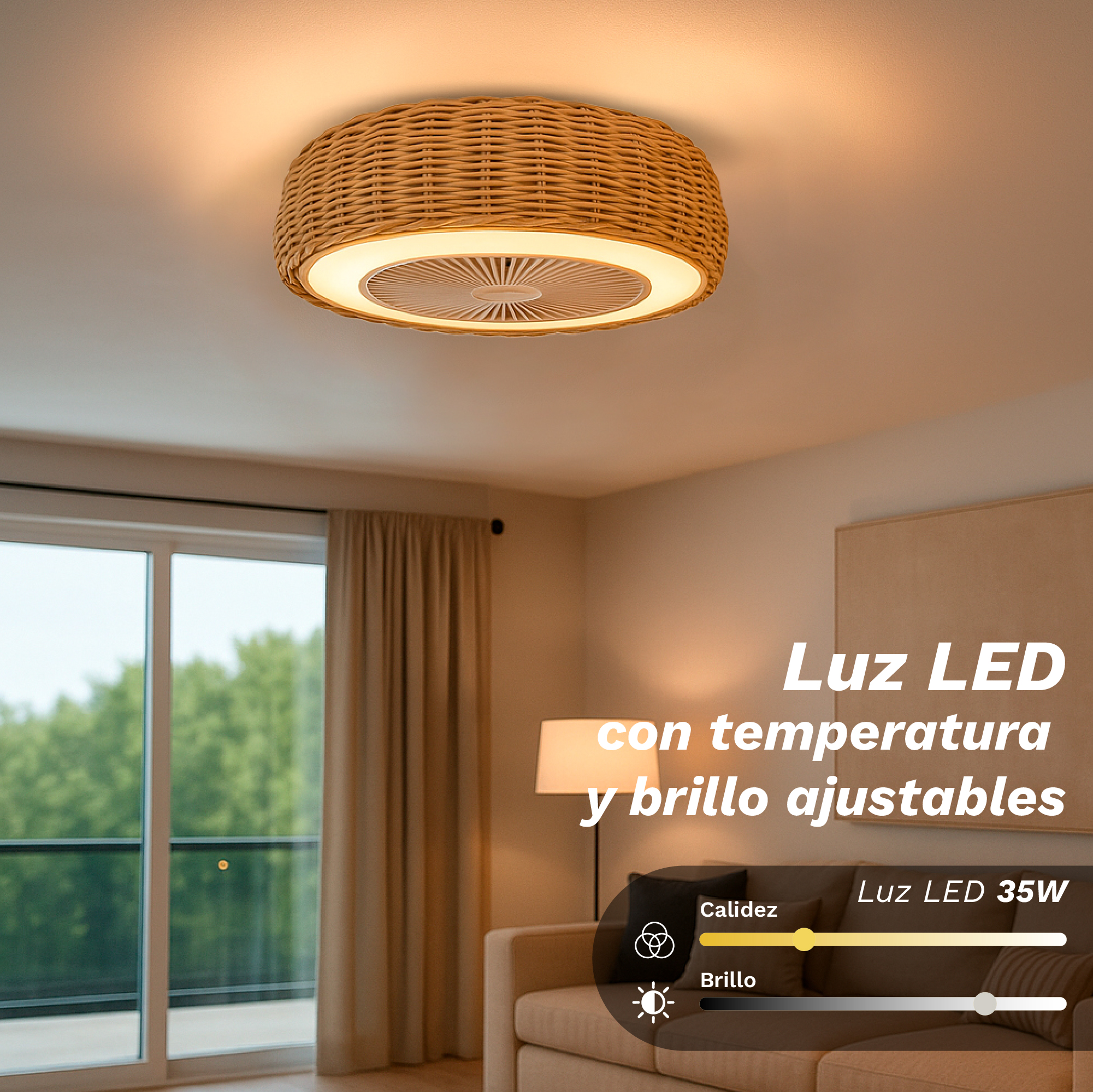 Una lámpara de techo de ratán con luz y brillo ajustables. Un sofá y una lámpara en la habitación. Se ven árboles por la ventana.