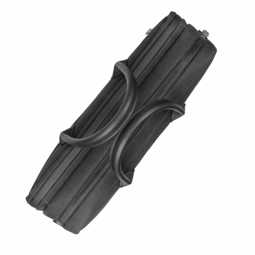Schwarze Aktentasche, schräge Ansicht, zwei Griffe, Reißverschlussdetail. Isoliert auf weißem Hintergrund.