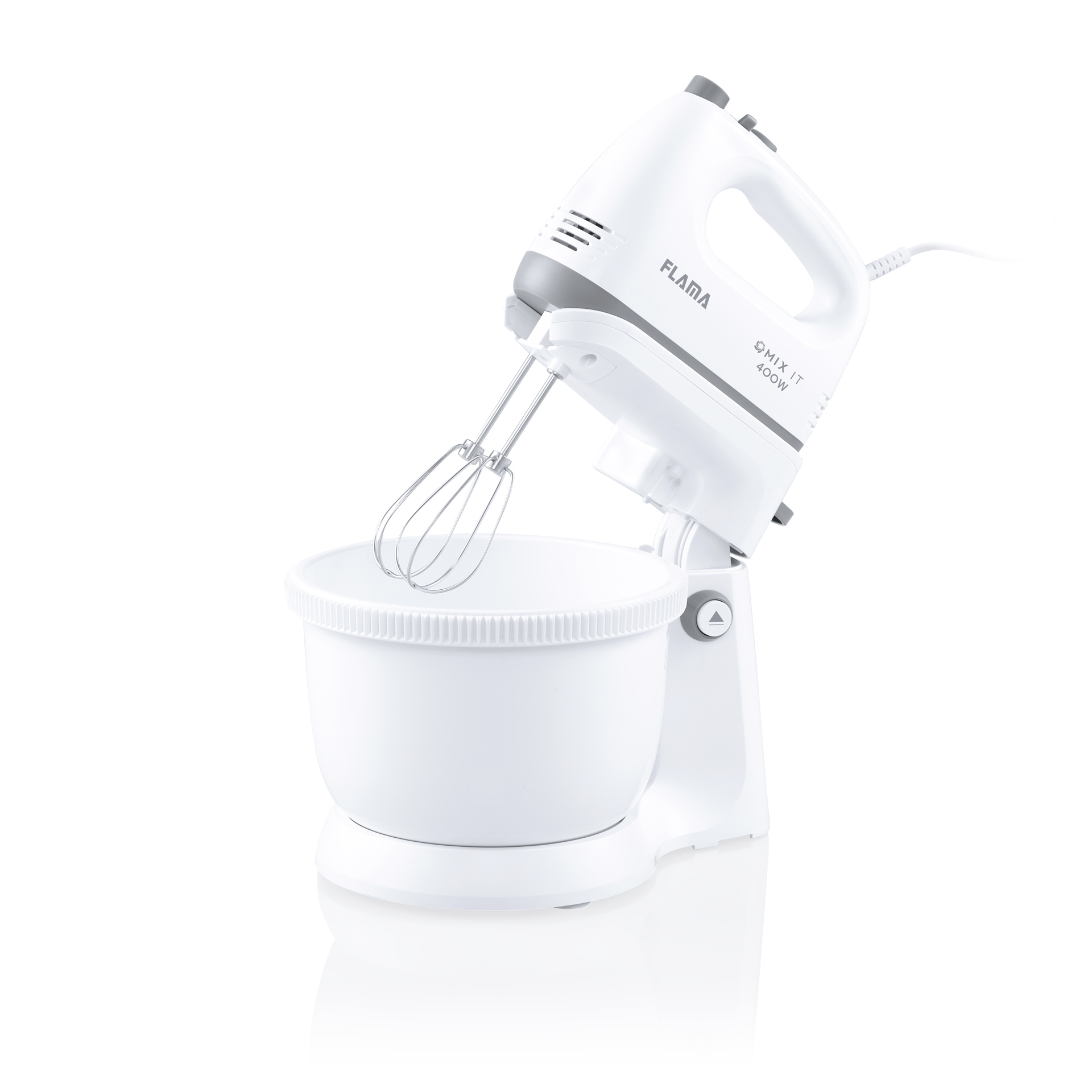 Un frullatore a mano bianco Flama Mix It 400W con una ciotola su sfondo bianco.
