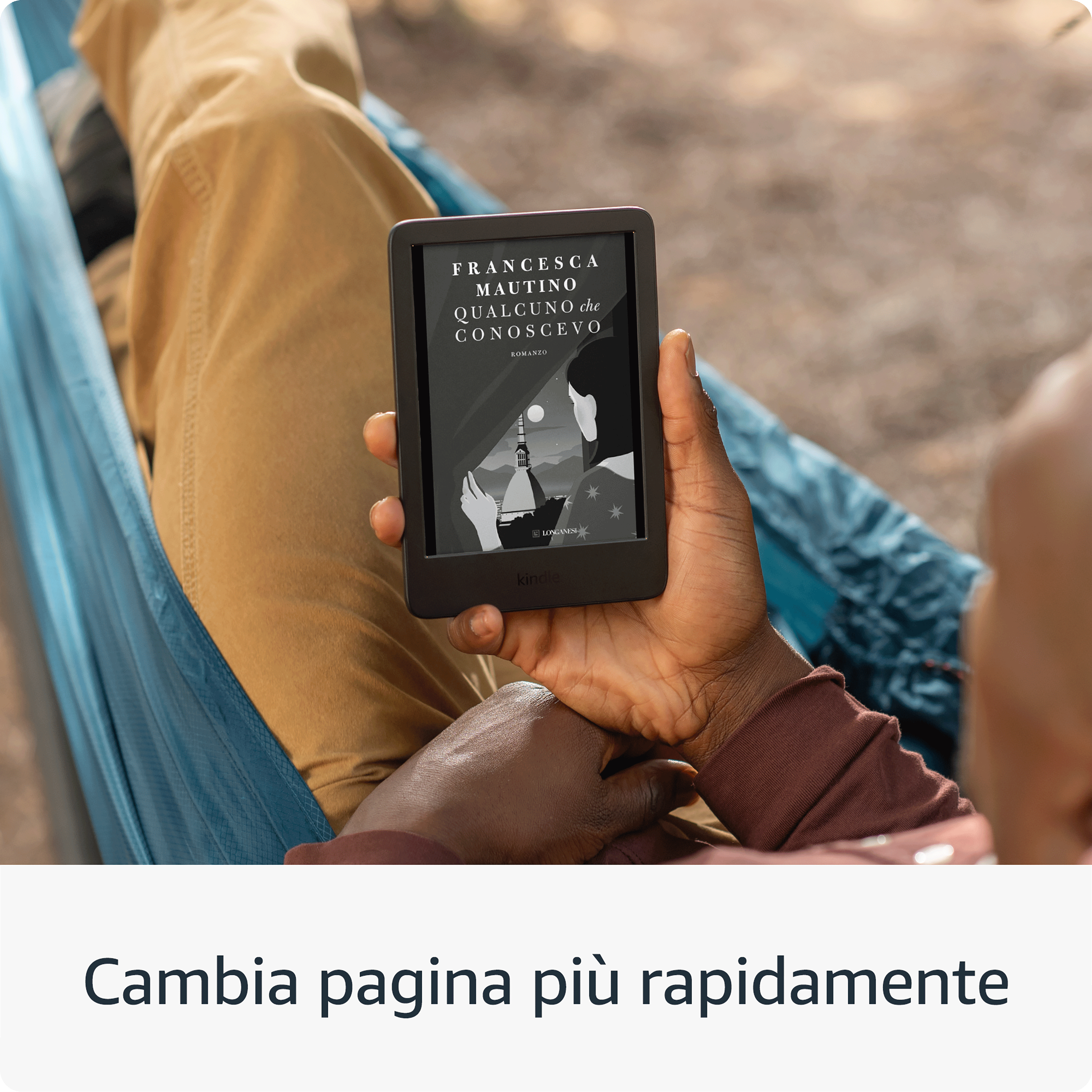 Persona in un'amaca che legge un Kindle. Lo schermo mostra la copertina di un libro. La persona indossa abiti marroni e beige.