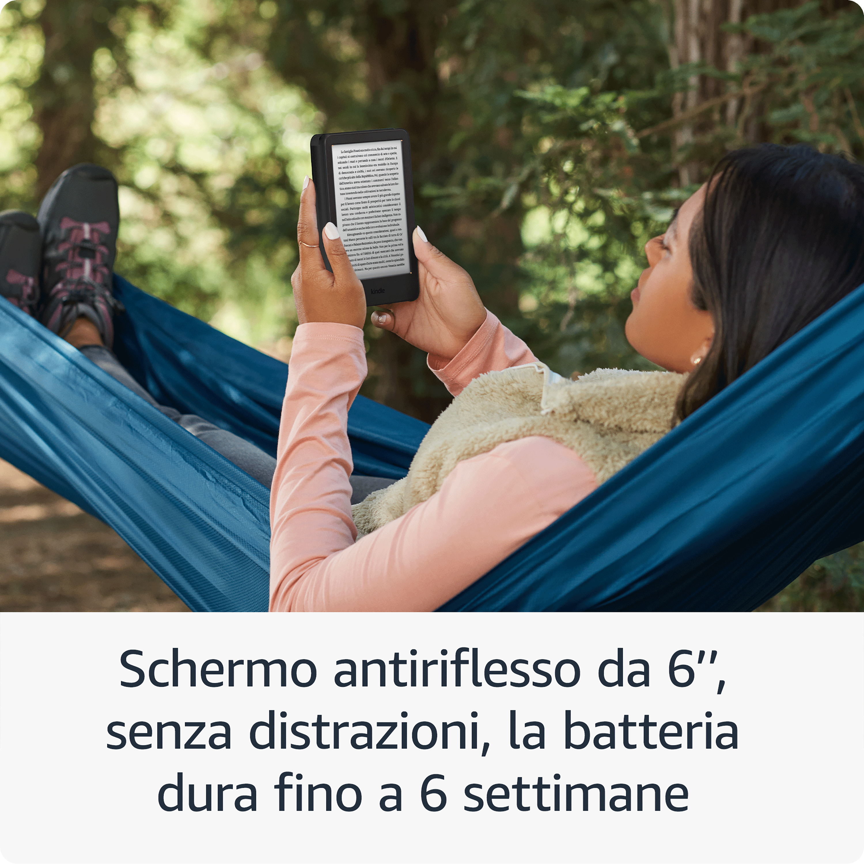 Una donna in un'amaca legge un e-reader. Indossa una camicia rosa e un gilet. Lo sfondo è un albero sfocato.