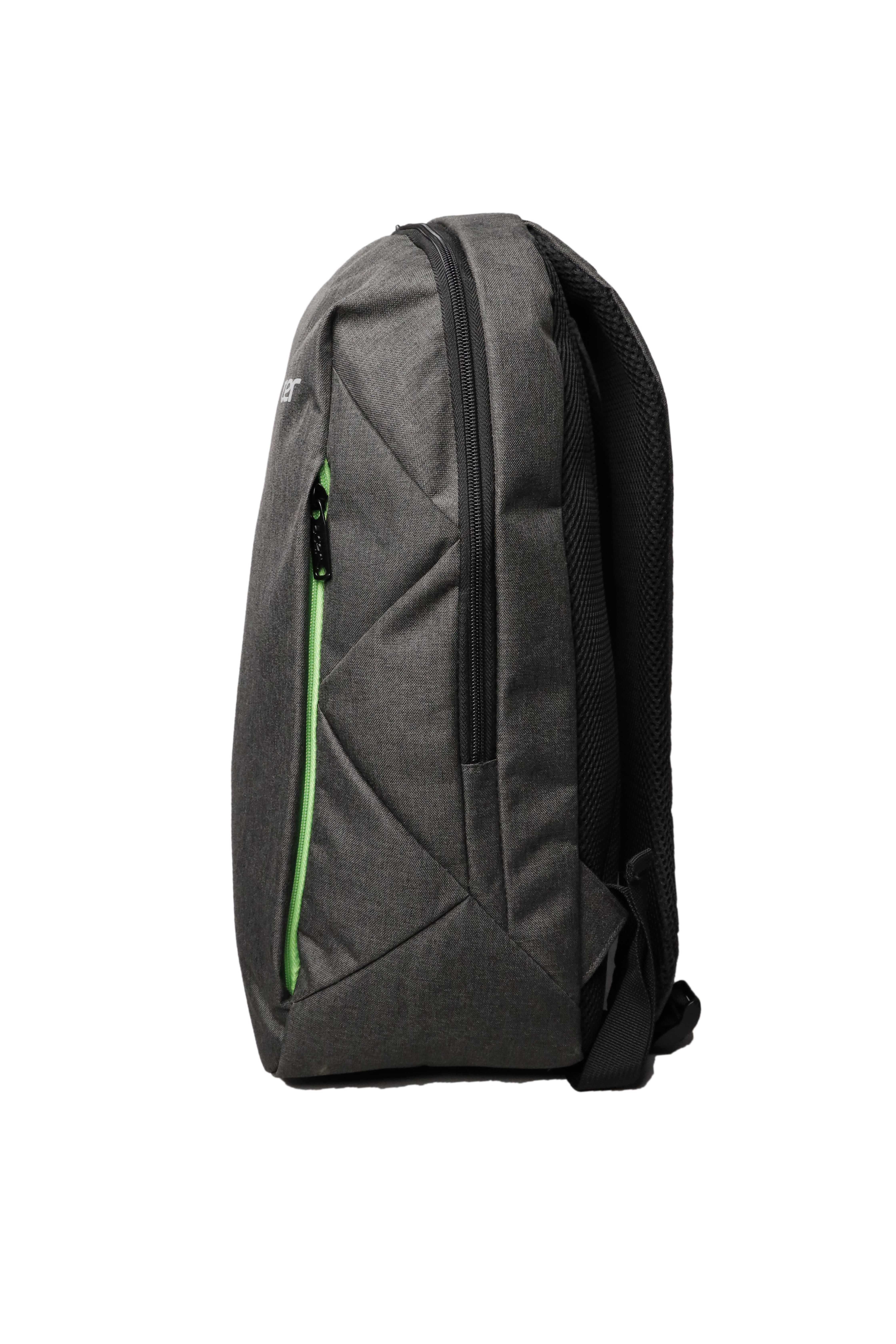 Ein grauer Rucksack mit schwarzen Reißverschlüssen und einem grünen Reißverschluss. Der Hintergrund ist weiß.