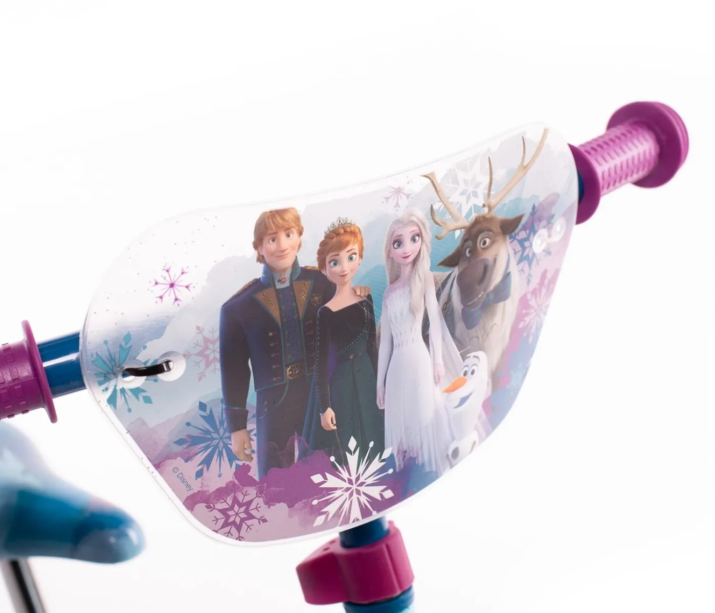 Kierownica skutera przedstawia postacie z Krainy Lodu. Elsa, Anna, Kristoff, Sven i Olaf są przedstawieni na tarczy ze śnieżynkami.