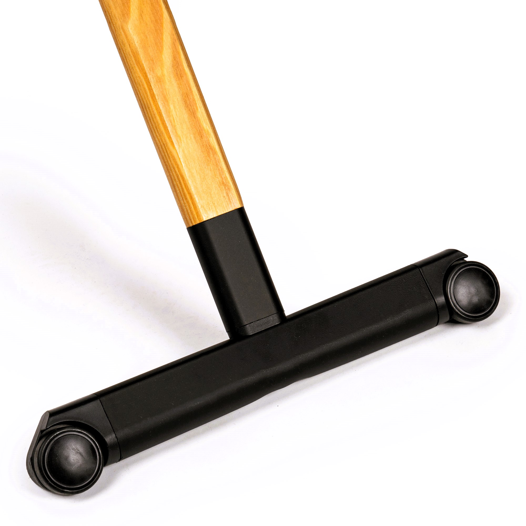 Un mango de madera con un conector negro y una barra negra con dos ruedas sobre fondo blanco.