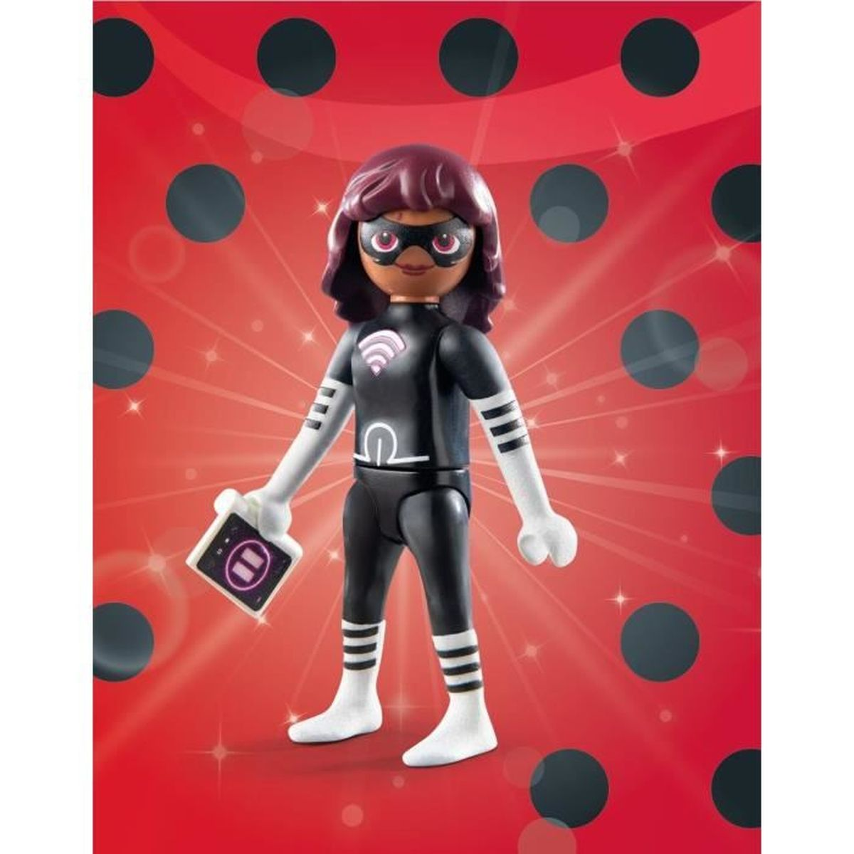 Een speelfiguur van een personage in een zwart pak met witte handschoenen, sokken en strepen. Houdt een tablet vast, op een rode achtergrond.