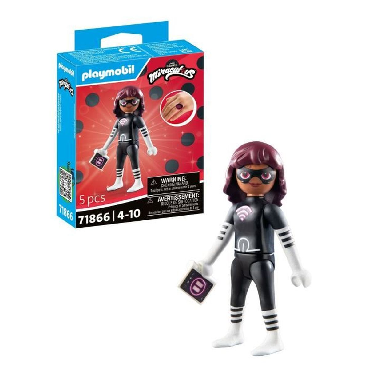 Een Playmobil figuur van een Miraculous karakter. Het heeft een zwart-witte outfit, een masker en een doos in de hand. Er staat een doos op de achtergrond.