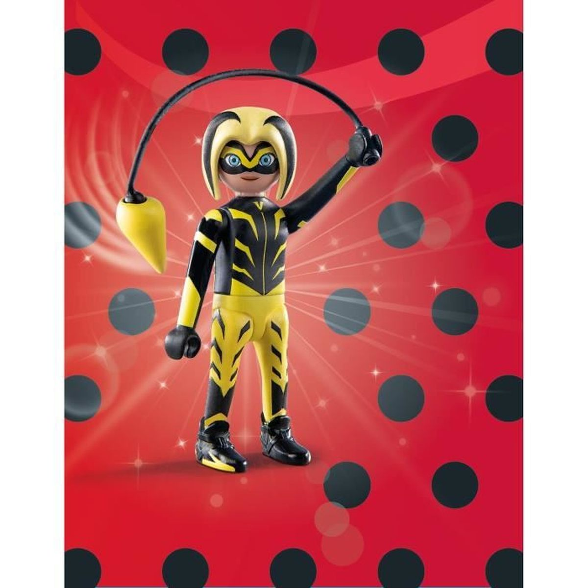 Een figuur van een personage uit Miraculous, gekleed in zwart en geel. Het houdt een zweepachtig object vast. De achtergrond is rood met zwarte stippen.