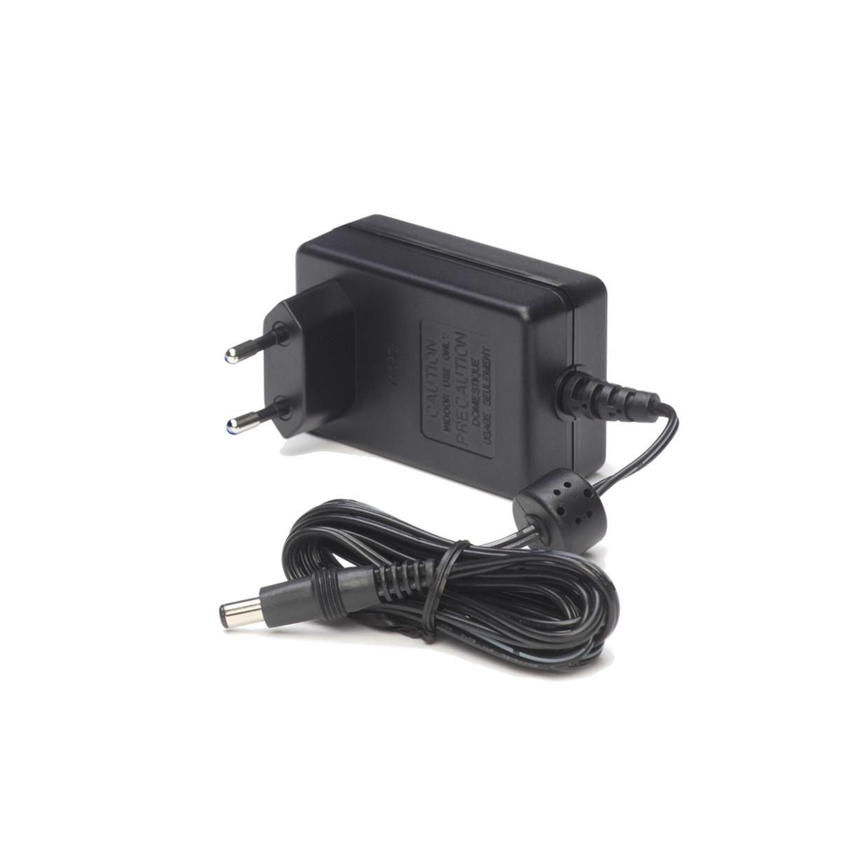 Czarny zasilacz z dwoma bolcami, przewodem i złączem na białym tle. Ma etykiety ostrzegawcze.