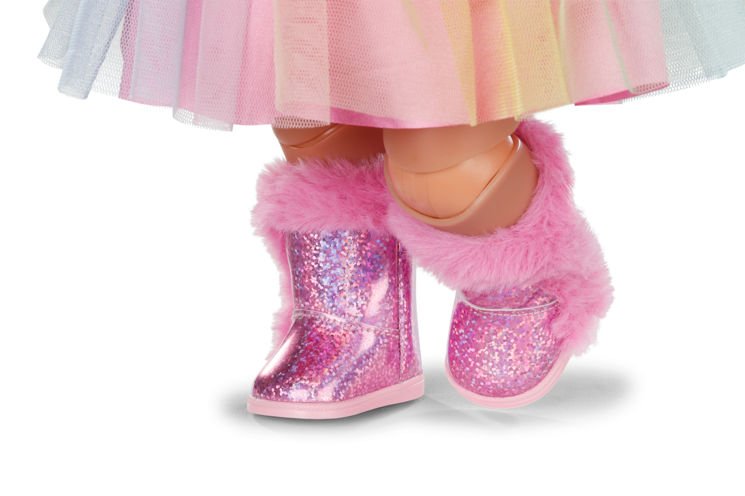 Pokazano nogi i stopy lalki. Nosi różowe buty z brokatem i różowym futrzanym wykończeniem. Nad nogami znajduje się kolorowa spódnica.
