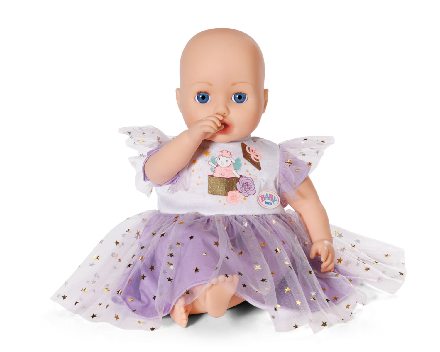 Una muñeca bebé con un vestido morado con estrellas doradas y alas de ángel, la muñeca tiene ojos azules y se chupa el dedo.