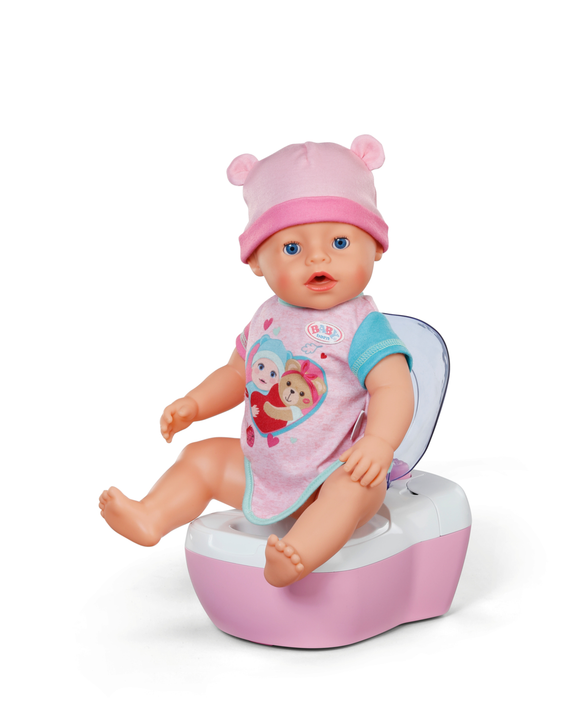 Lalka w różowej czapce i body siedzi na różowym nocniku. Lalka ma niebieskie oczy i jest umieszczona na białym tle.