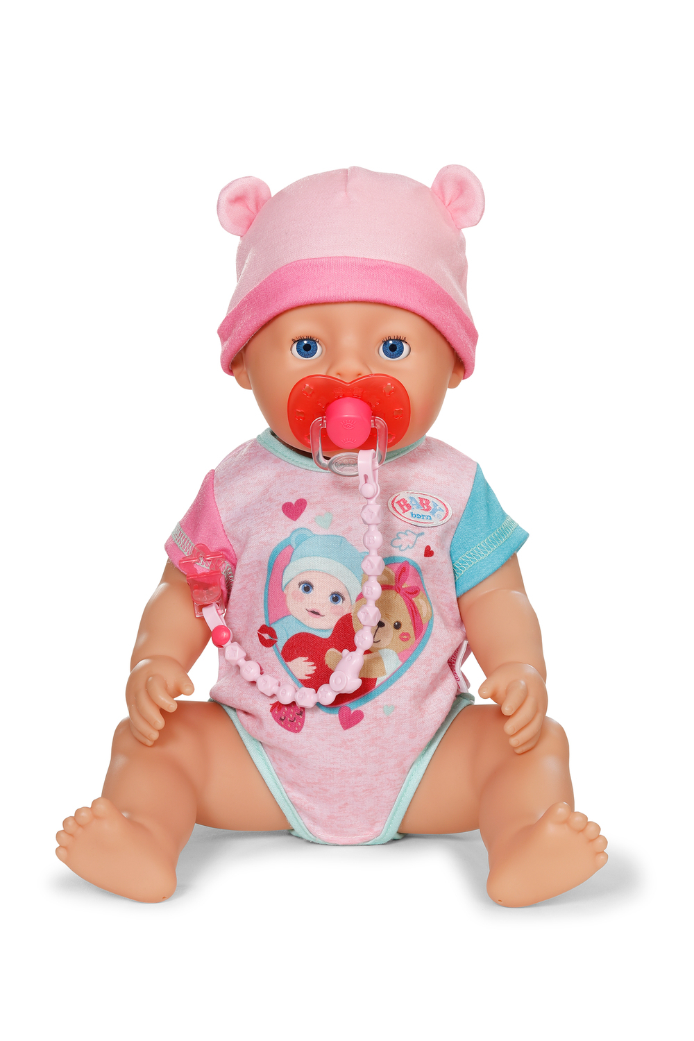 Eine Babypuppe sitzt und trägt einen rosa Hut und einen Strampler. Sie hat einen roten Schnuller und eine rosa Perlenkette. Der Hintergrund ist weiß.