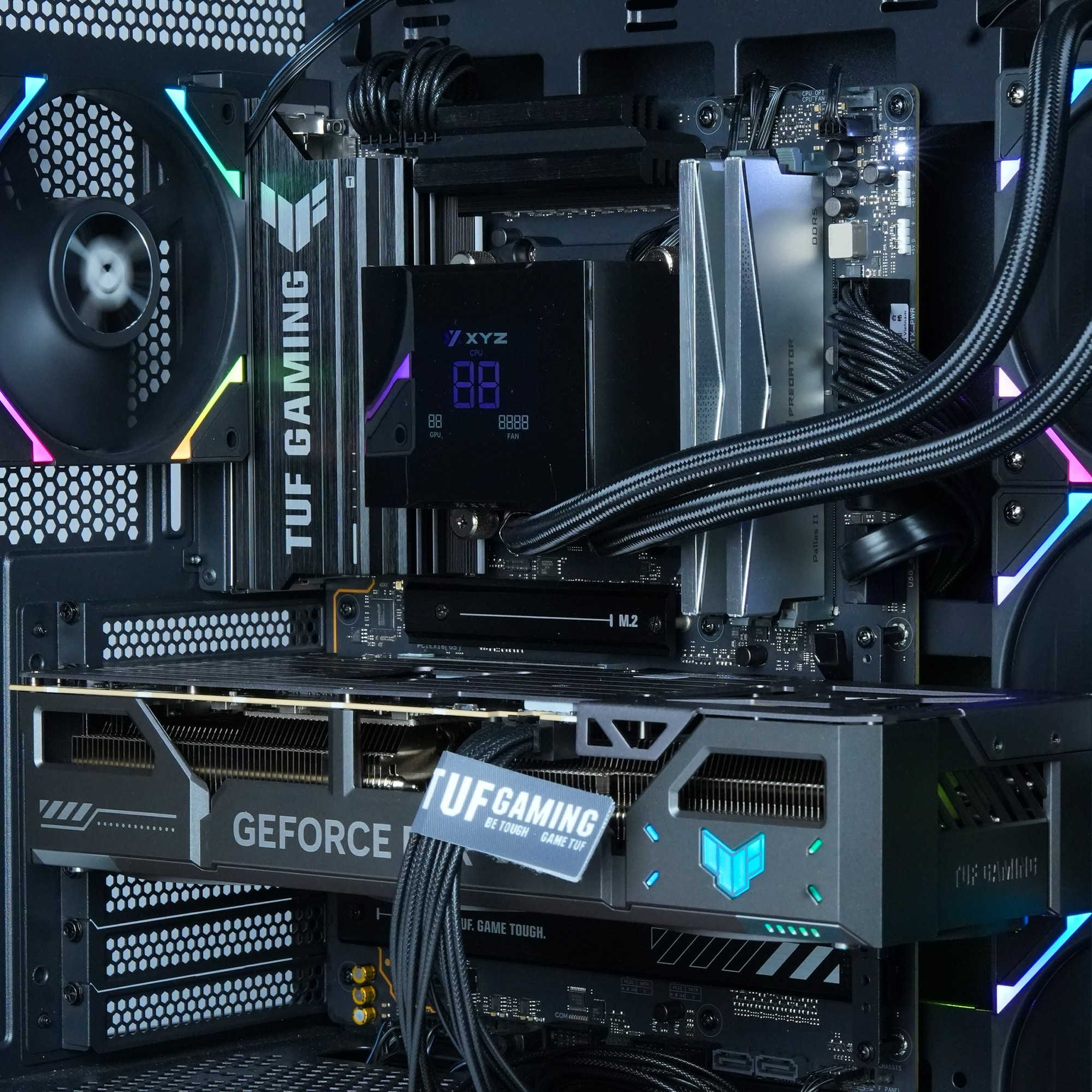 Dentro de una caja de ordenador, los componentes incluyen una GPU, un refrigerador de CPU, ventiladores y una placa base. El texto en la GPU dice 'GEFORCE'.