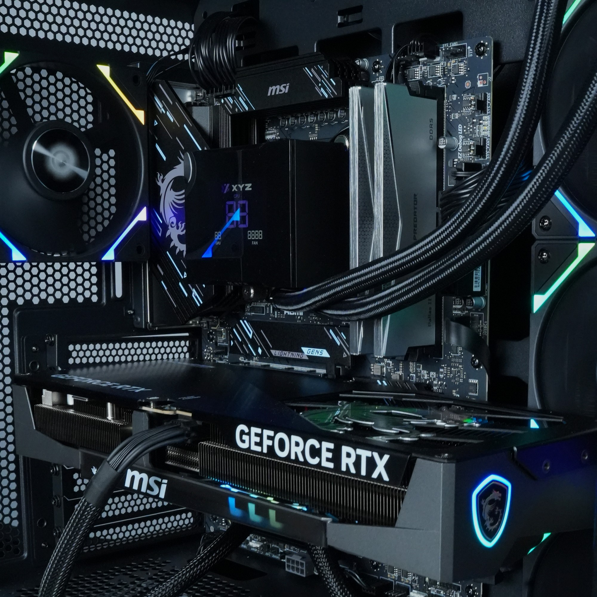 Dentro de una caja de computadora, se ve una tarjeta gráfica con "GEFORCE RTX". La placa base tiene la marca MSI, con luces LED.