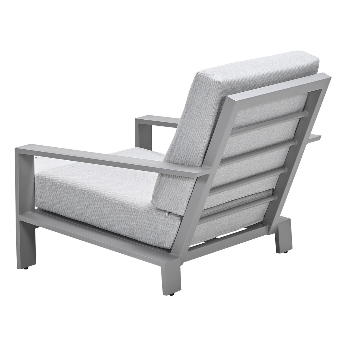 Een moderne grijze fauteuil met een lichtgrijs kussen en rugleuning. Het frame is ook grijs. De stoel staat op een witte achtergrond.