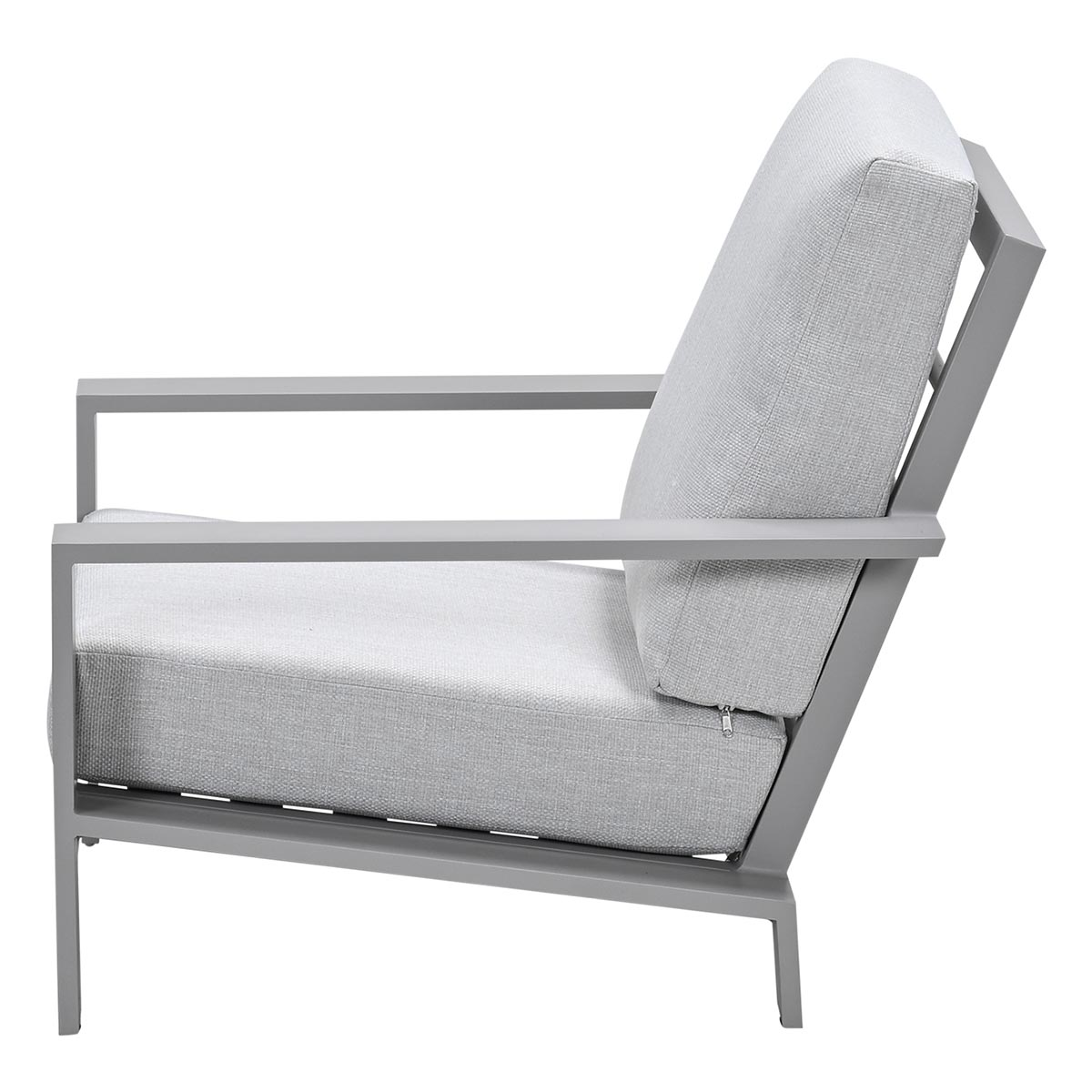 Een grijze fauteuil op een witte achtergrond. De stoel heeft een grijs metalen frame en lichtgrijze kussens. Het heeft armleuningen en een rugleuning.