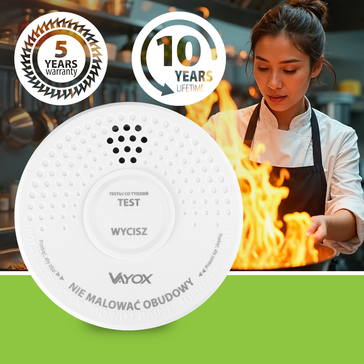 Biały czujnik dymu z tekstem i kucharz gotujący z płomieniami w tle.