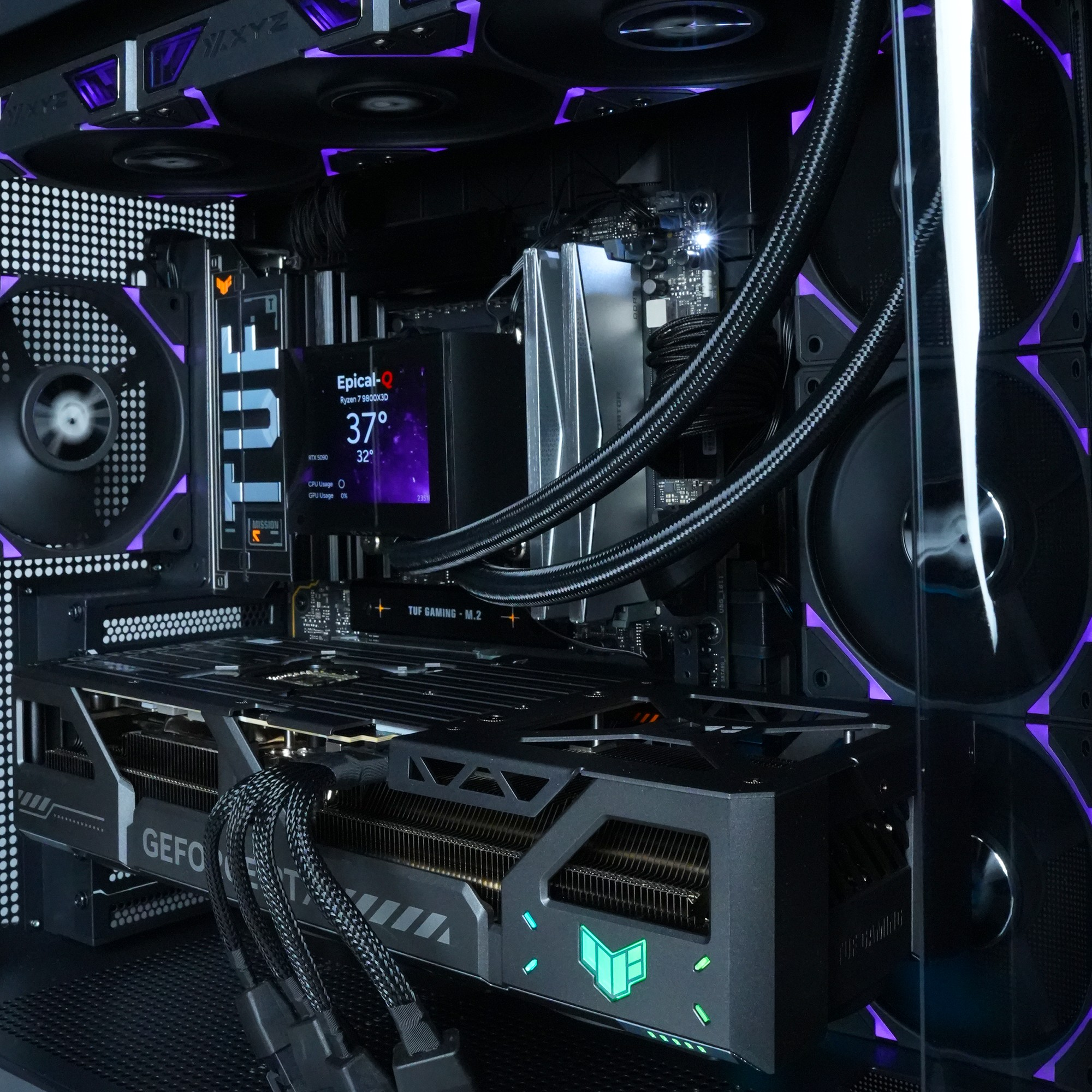 Dentro de una caja de computadora, los componentes incluyen una tarjeta gráfica, un enfriador de CPU, ventiladores y una pantalla pequeña.