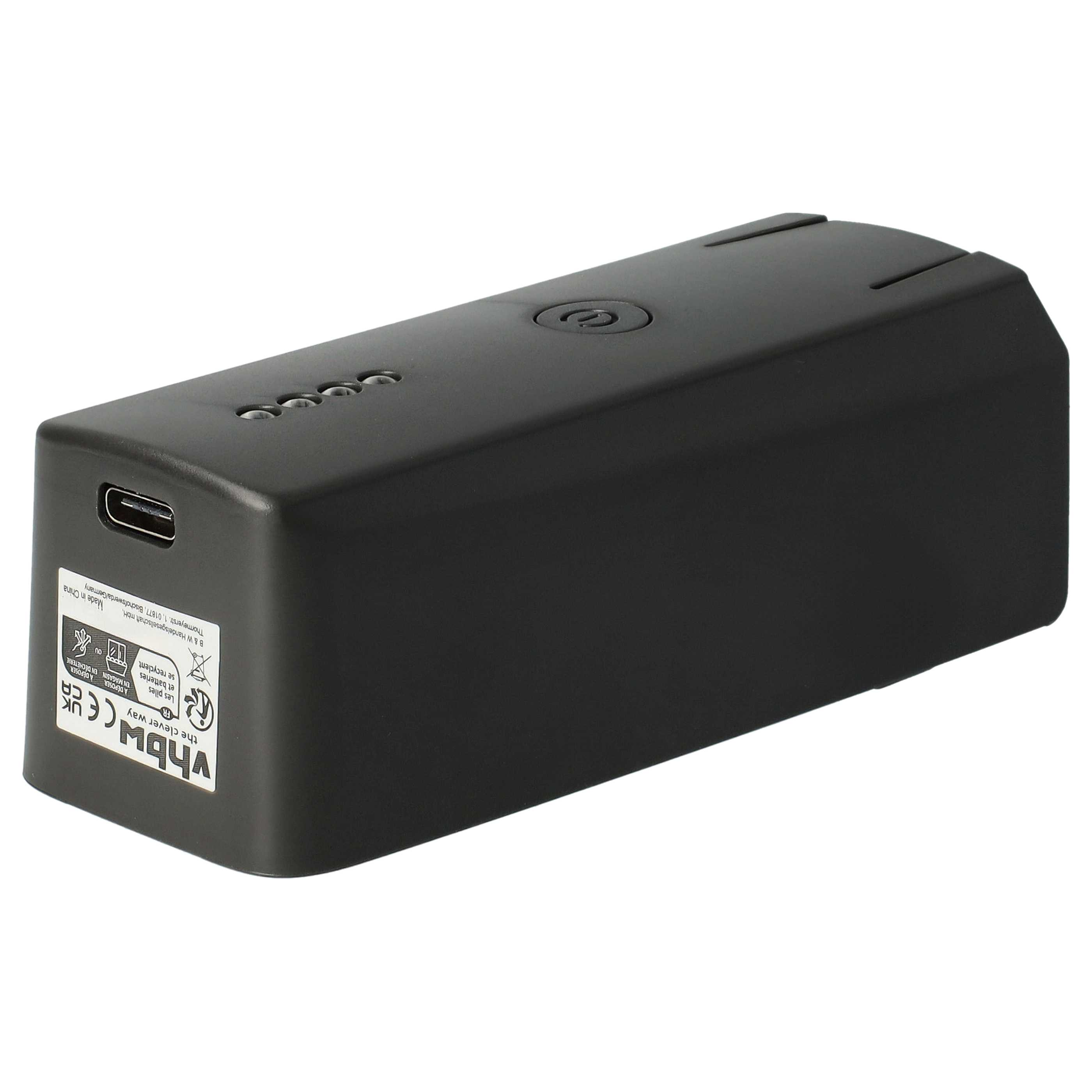 Ein schwarzes Gerät mit USB-Anschluss, Power-Knopf und Aufkleber. Der Hintergrund ist weiß.