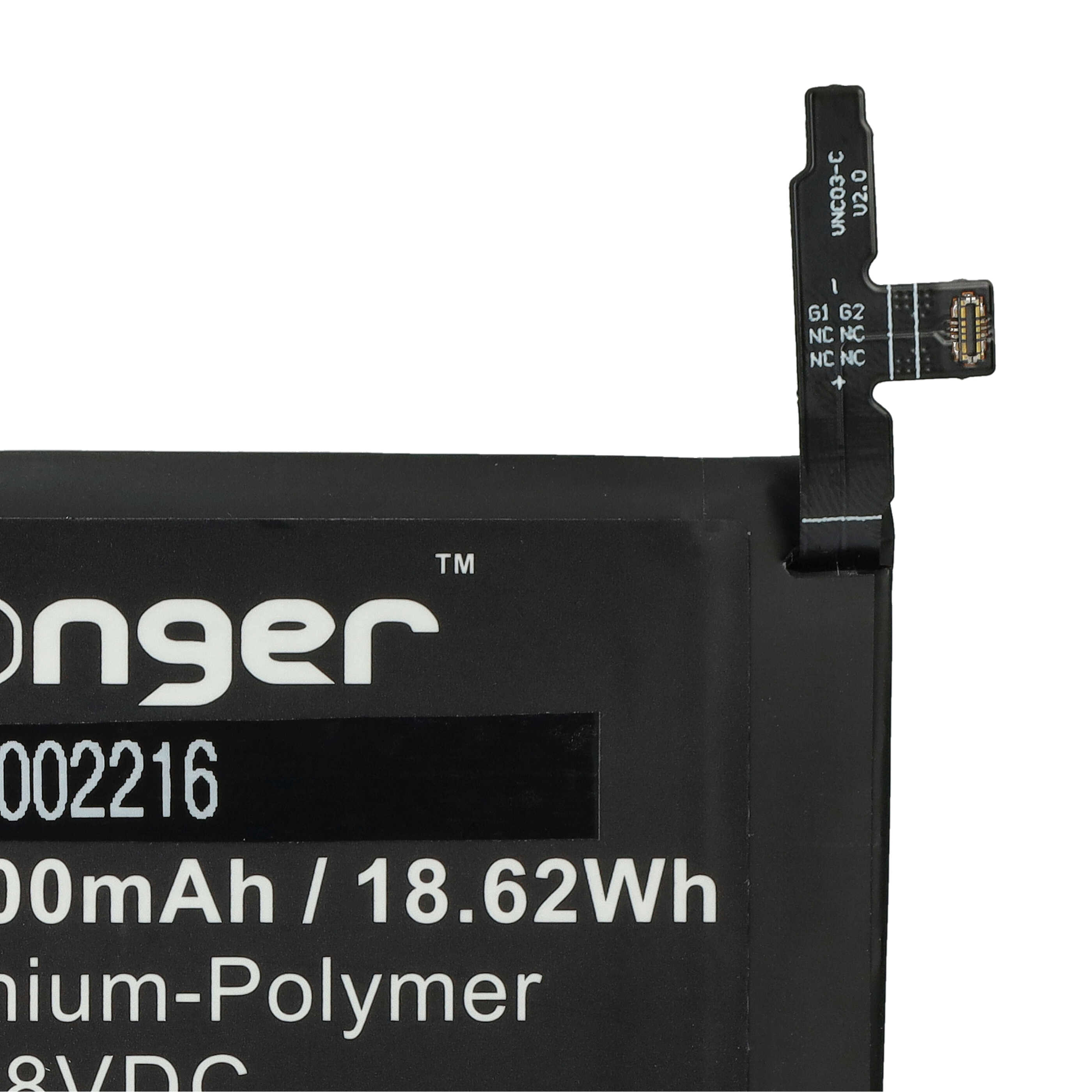 Ein schwarzer Akku mit weißem Text. Eine Leiterplatte ist angebracht. Text auf dem Akku: Onger, 002216, 2000 mAh/18,62 Wh, Lithium-Polymer.