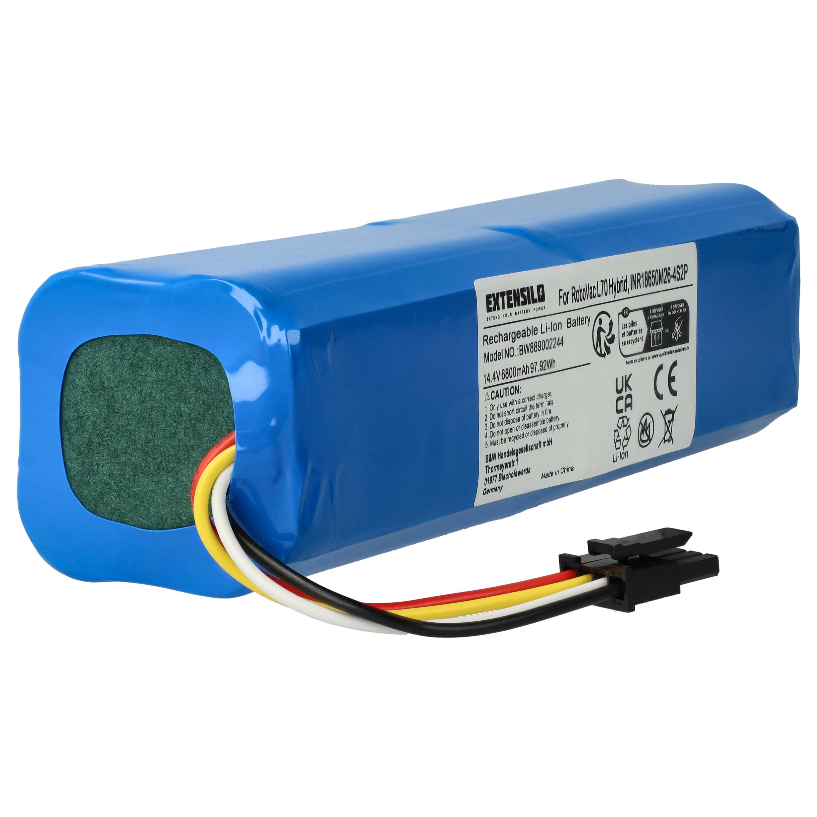 Ein blauer rechteckiger Akku mit Textetiketten und einem Stecker. Er hat einen grünen Filzabschnitt.