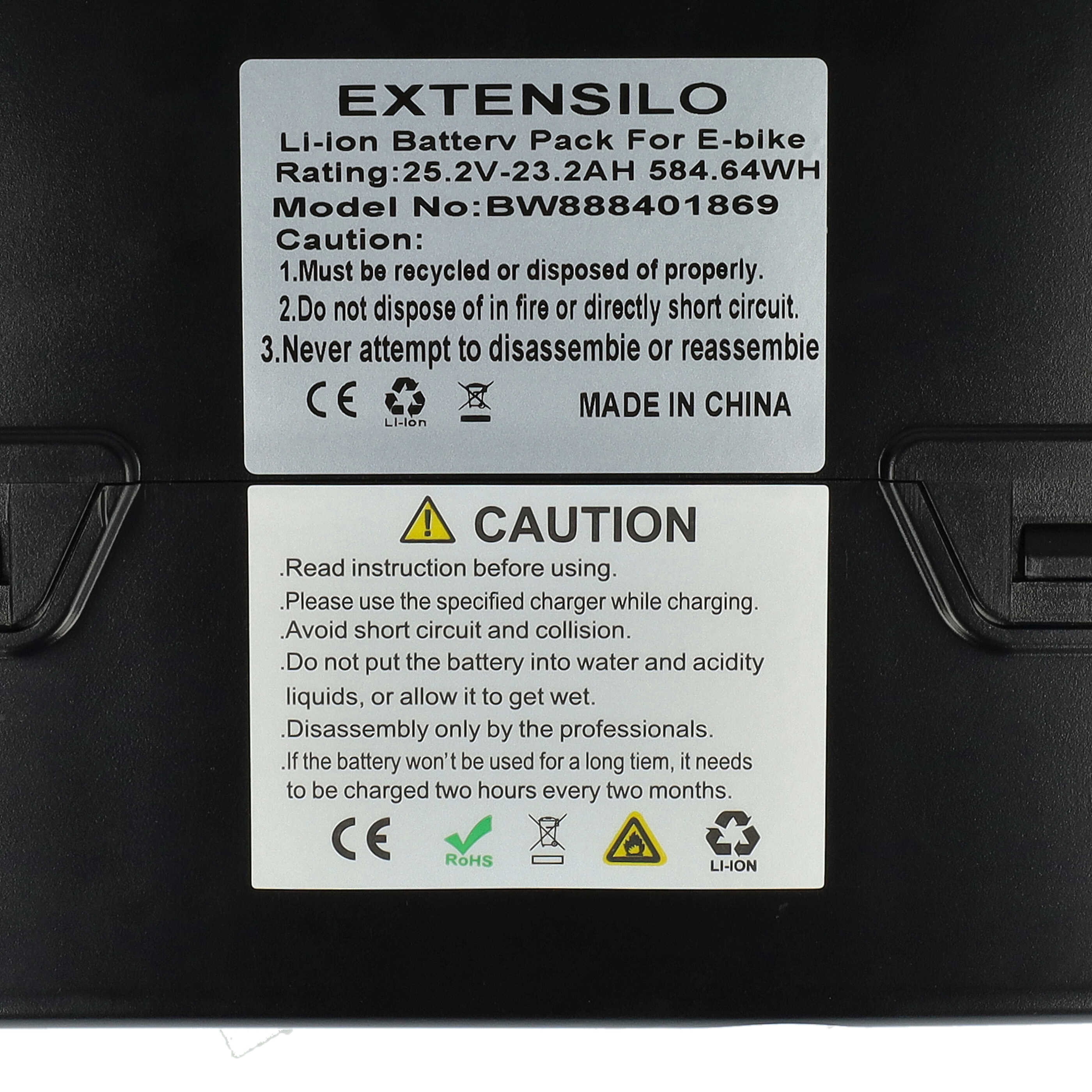 Schwarzer Akku mit weißen Etiketten. Text enthält 'EXTENSILO', Warnungen und technische Daten. Symbole und Zertifizierungen sind vorhanden.