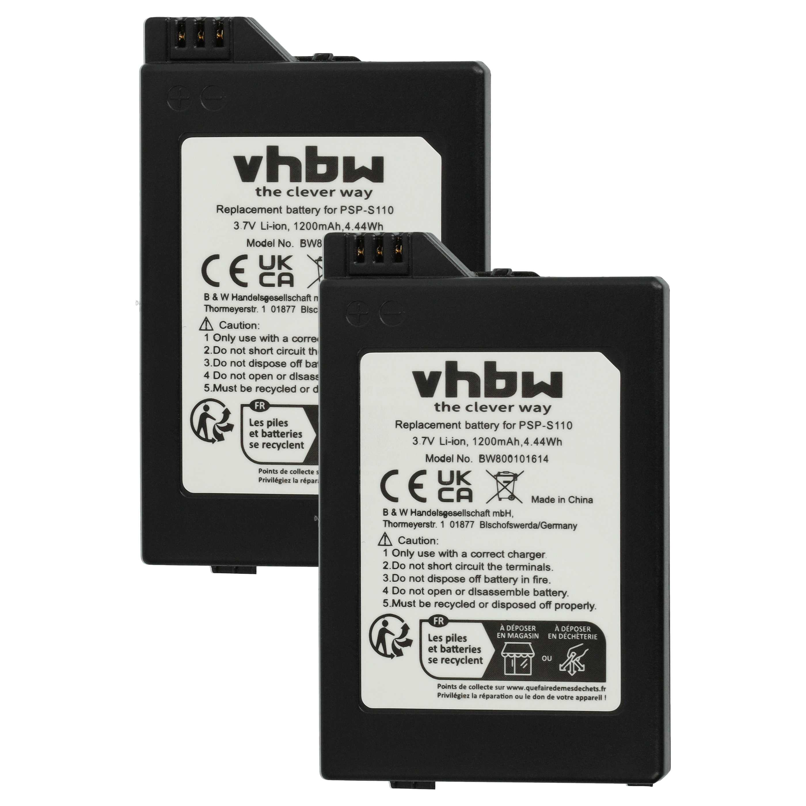 Zwei schwarze Batterien mit weißen Etiketten. Die Etiketten enthalten Text und Symbole. Die Batterien sind für PSP-S110.