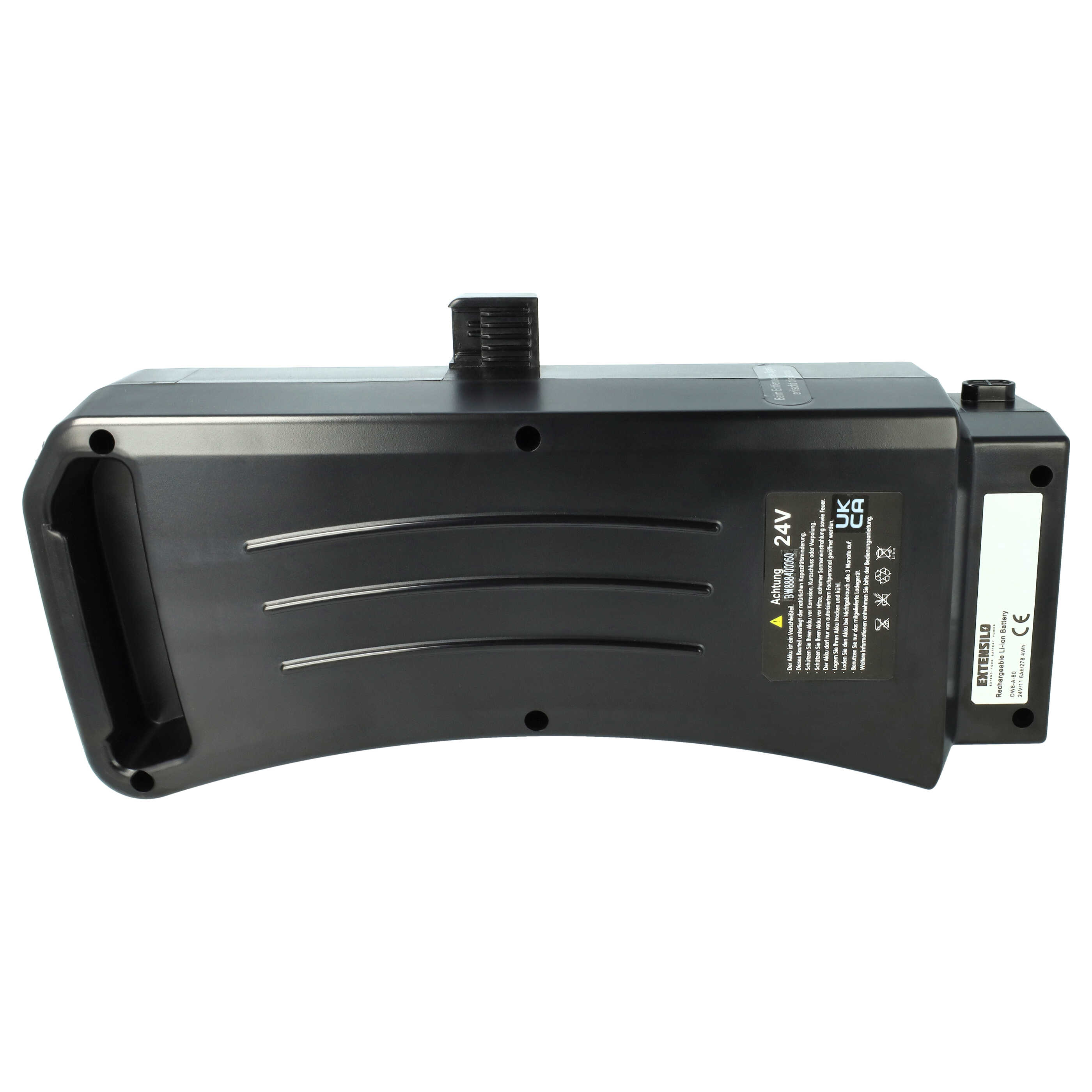 Ein schwarzes Batteriepack mit geschwungener Form. Hat Etiketten, einen Griff und einen kleinen schwarzen Anschluss.