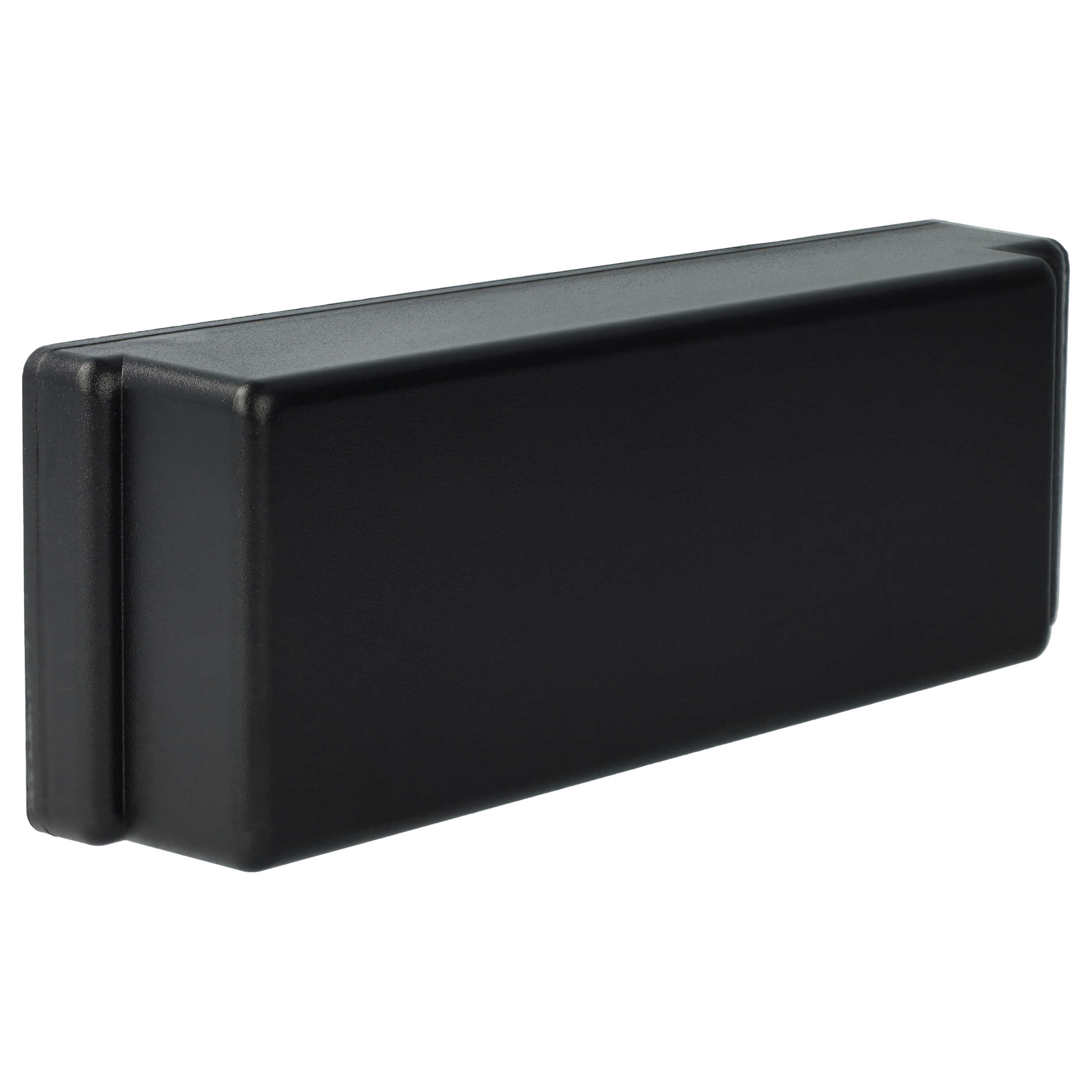 Eine schwarze, rechteckige Plastikbox mit abgerundeten Kanten auf weißem Grund. Sie ist schräg gestellt.